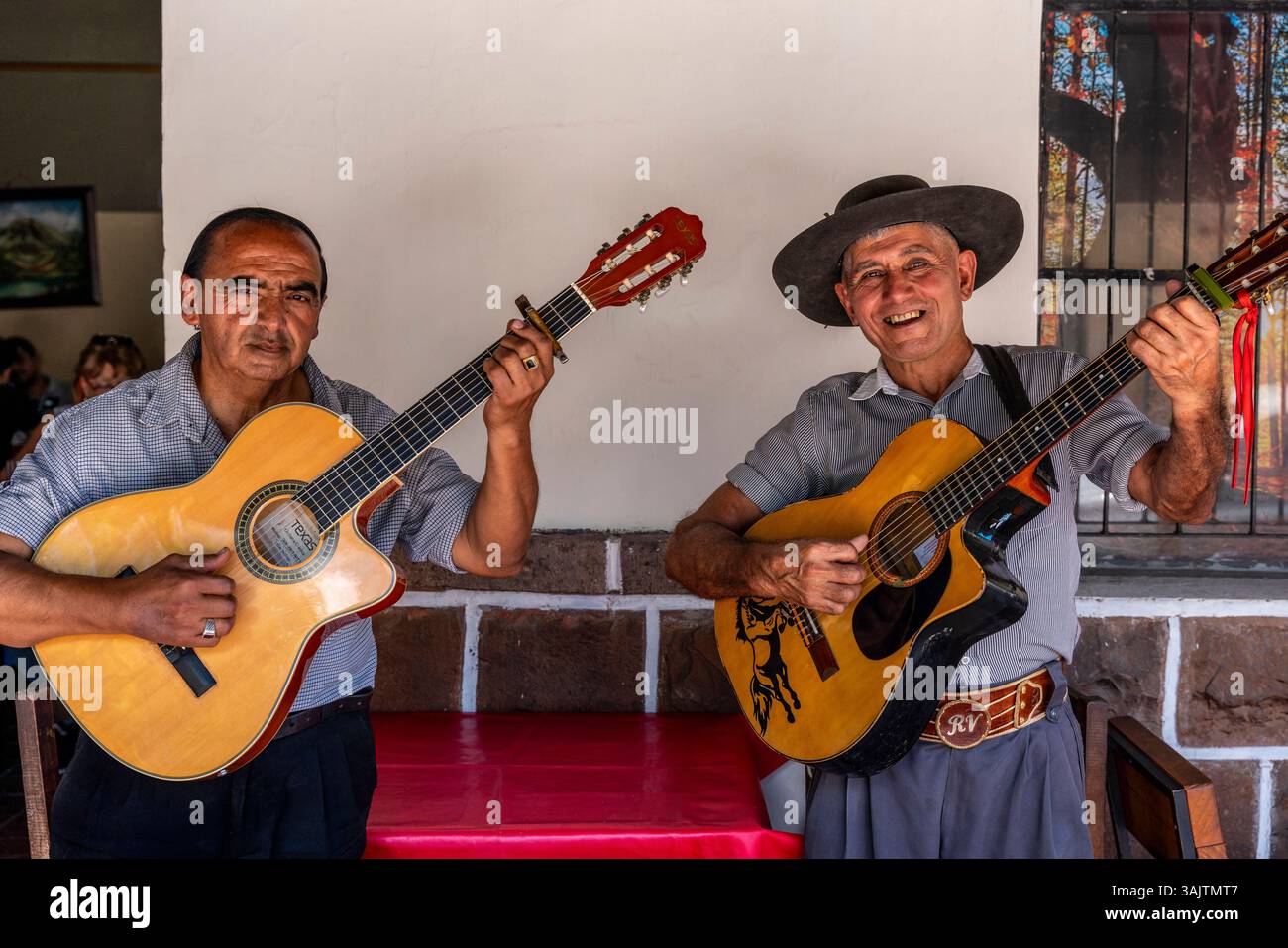Traditionelle argentinische Musiker singen und spielen Gitarre für Restaurant Diners in der Stadt Salta, Provinz Salta, Argentinien. Stockfoto