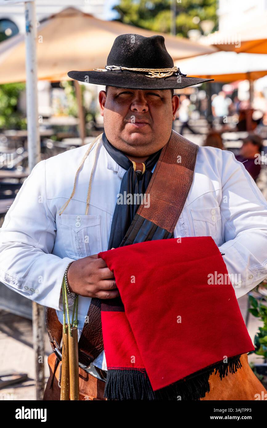 Ein Porträt Eines Gauchos, der sich auf die Teilnahme an der zweimonatlichen Wachablösung auf dem 9. Juli-Platz in Salta, Argentinien vorbereitet. Stockfoto