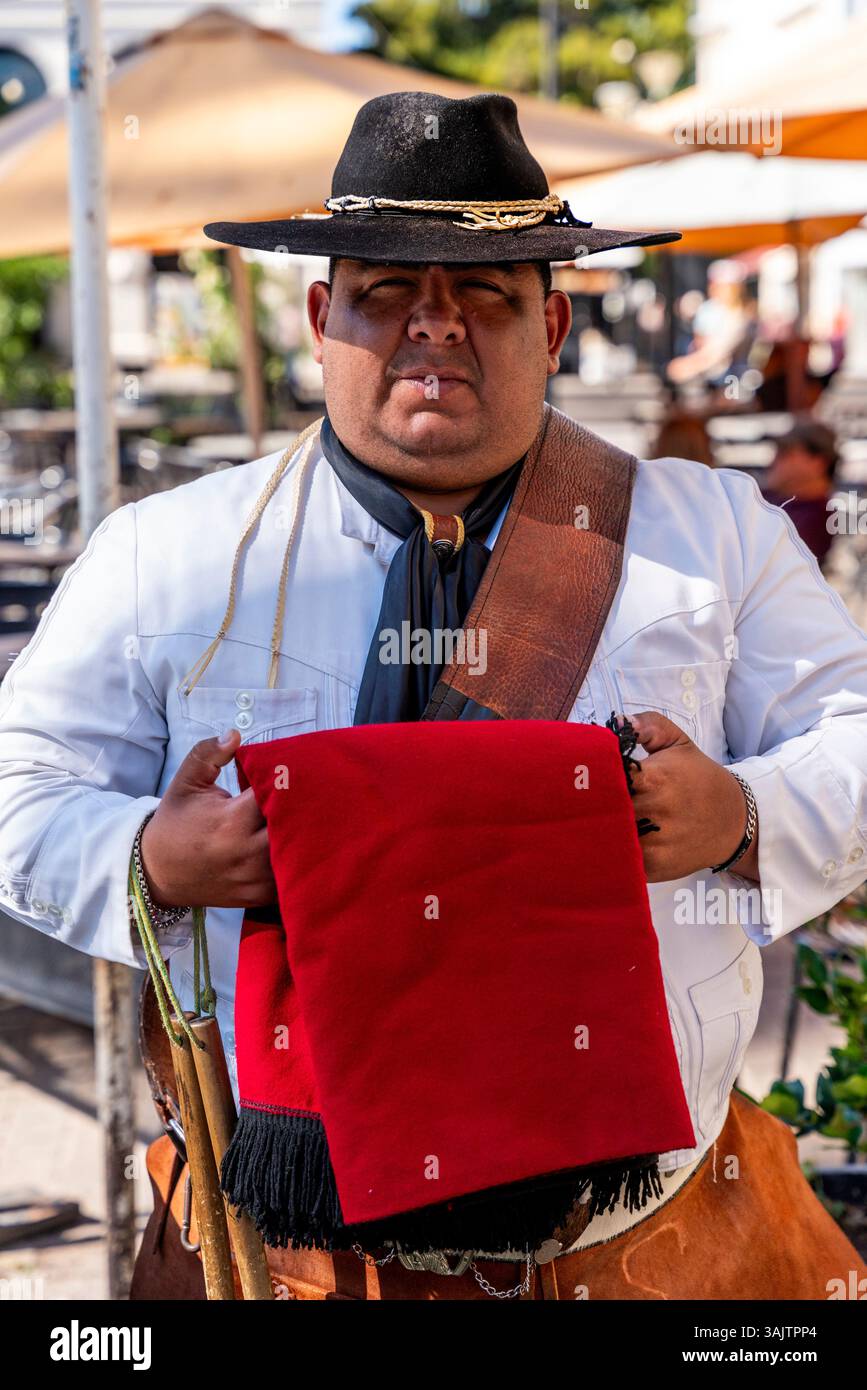 Ein Porträt Eines Gauchos, der sich auf die Teilnahme an der zweimonatlichen Wachablösung auf dem 9. Juli-Platz in Salta, Argentinien vorbereitet. Stockfoto