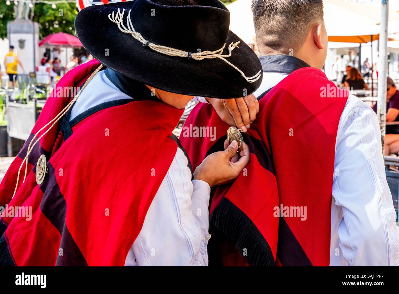 Gauchos bereiten sich auf die Teilnahme an der zweimonatlichen Wachwechsel-Zeremonie auf dem 9. Juli-Platz in Salta, Provinz Salta, Argentinien vor. Stockfoto