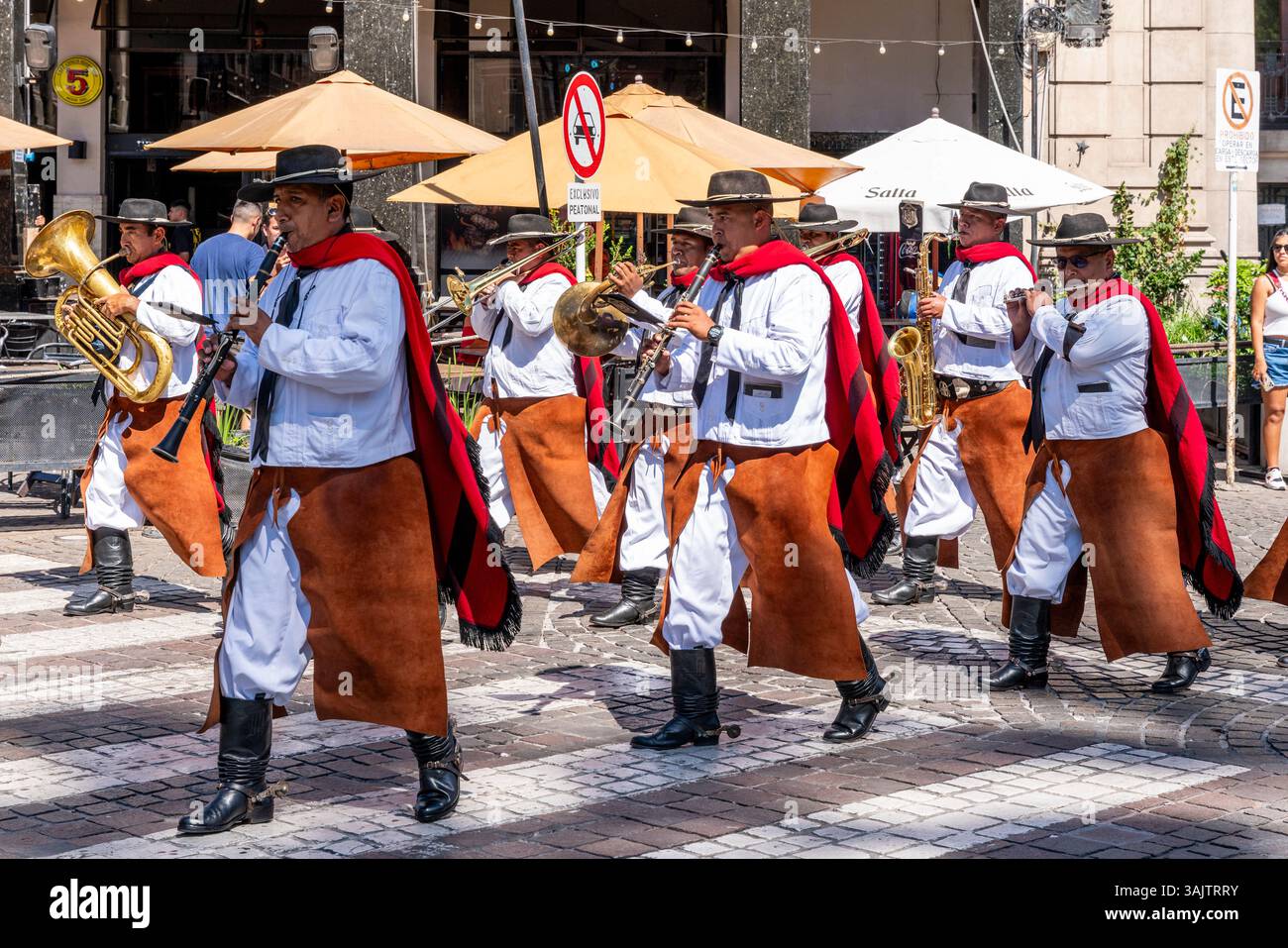Gauchos nehmen an der zweimonatlichen Wachwechsel-Zeremonie auf dem 9. Juli-Platz in Salta, Provinz Salta, Argentinien Teil. Stockfoto