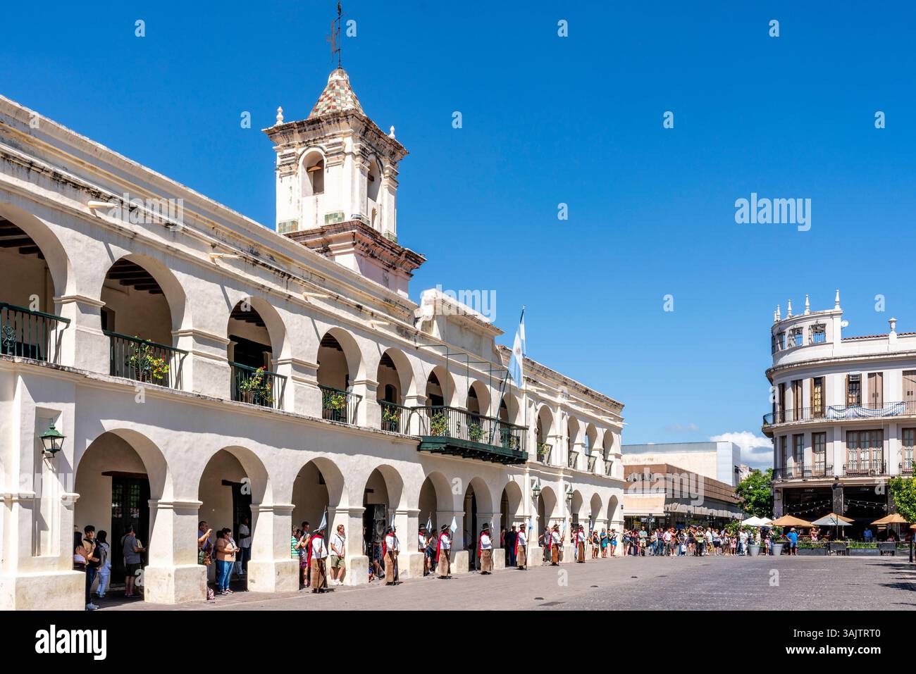 Gauchos nehmen an der zweimonatlichen Wachwechsel-Zeremonie auf dem 9. Juli-Platz in Salta, Provinz Salta, Argentinien Teil. Stockfoto