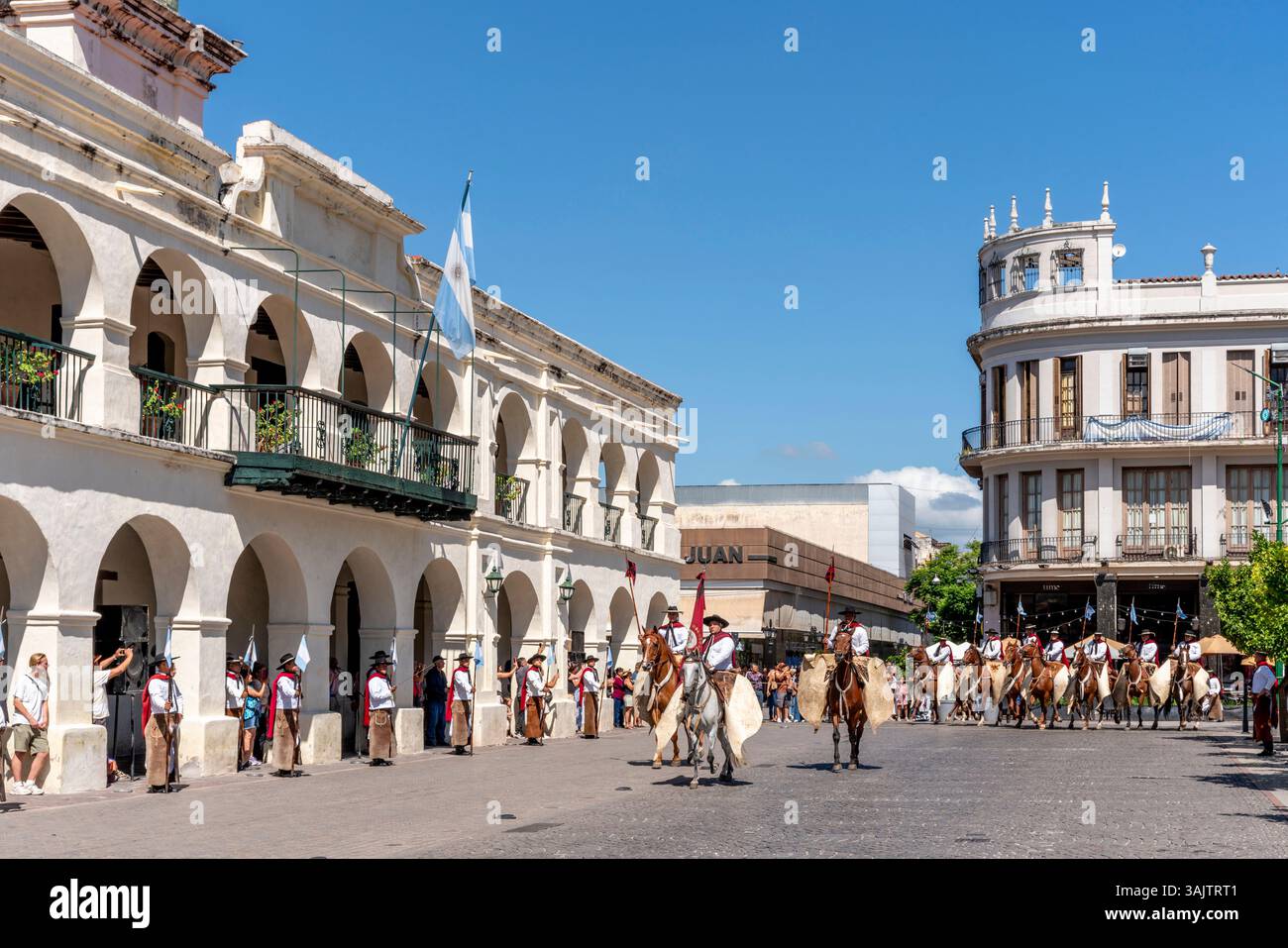 Gauchos auf dem Pferd nehmen Sie an der Wachablösung vor dem Cabildo (Rathaus) auf dem Platz vom 9. Juli in Salta, Argentinien Teil. Stockfoto
