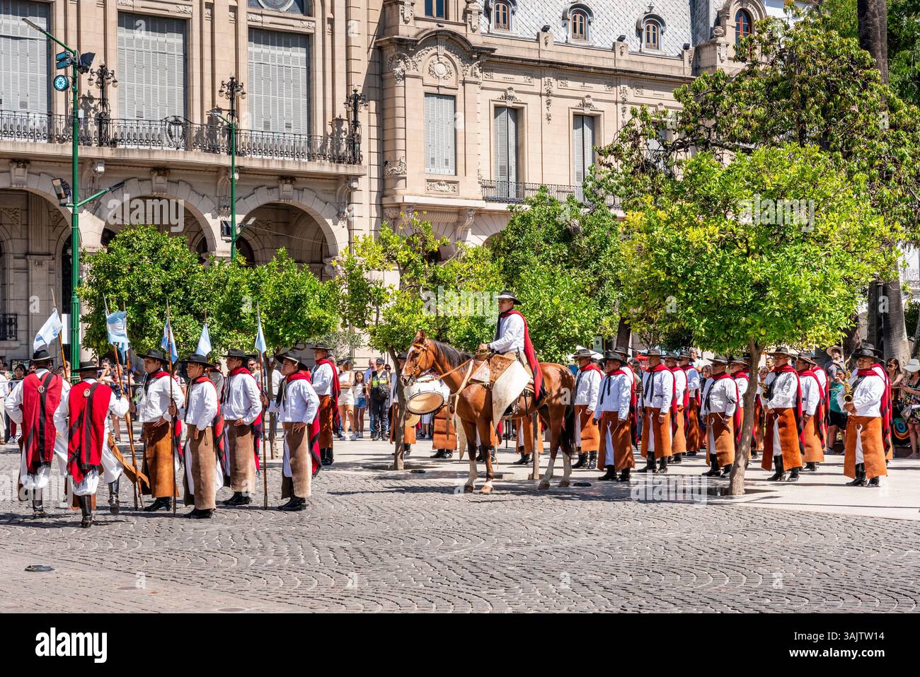 Gauchos nehmen an der zweimonatlichen Wachwechsel-Zeremonie auf dem 9. Juli-Platz in Salta, Provinz Salta, Argentinien Teil. Stockfoto
