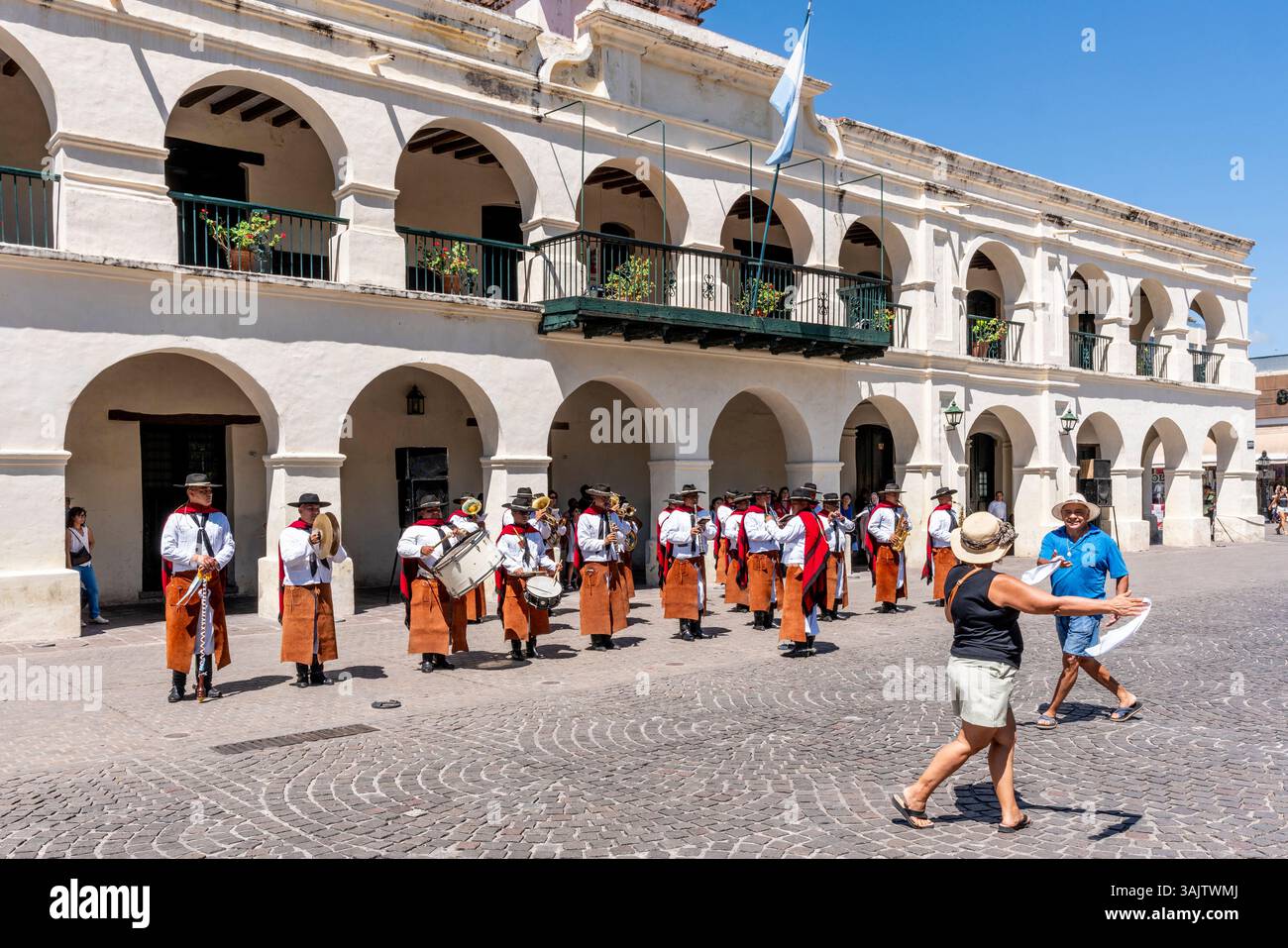 Ein argentinisches Paar Tanz auf dem 9. Juli Platz, als Eine Gaucho Band während der zweimonatlichen Zeremonie zum Wachwechsel in Salta, Argentinien spielt. Stockfoto