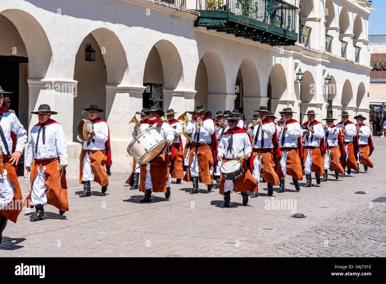 Gaucho Musiker Parade am Cabildo (Museum) während der zweimonatlichen Wachwechsel-Zeremonie auf dem 9. Juli Platz in Salta, Argentinien. Stockfoto