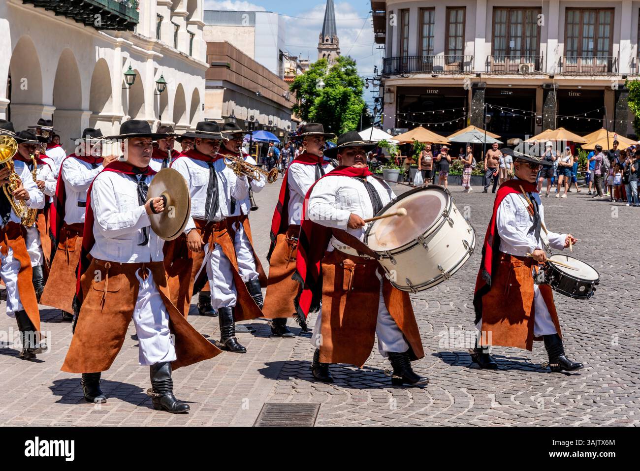 Gaucho Musiker Parade am Cabildo (Museum) während der zweimonatlichen Wachwechsel-Zeremonie auf dem 9. Juli Platz in Salta, Argentinien. Stockfoto