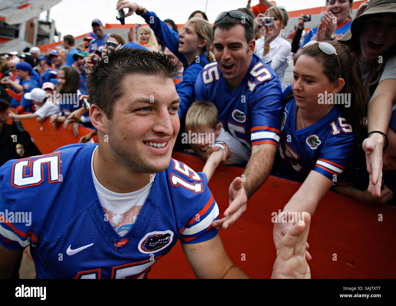 OT 299921 CASS Gators 2 (01/11/2009 GAINESVILLE) Tim Tebow ist High-Fives-Fans, nachdem er angekündigt hat, dass er für seine Senior-Saison zurückkehrt. COLLEGE FOOTBALL - Florida Gators feiern ihre BCS National Championship am Sonntag im Ben Hill Griffin Stadium (Foto: © St. Petersburg Times/ZUMA Press) Stockfoto