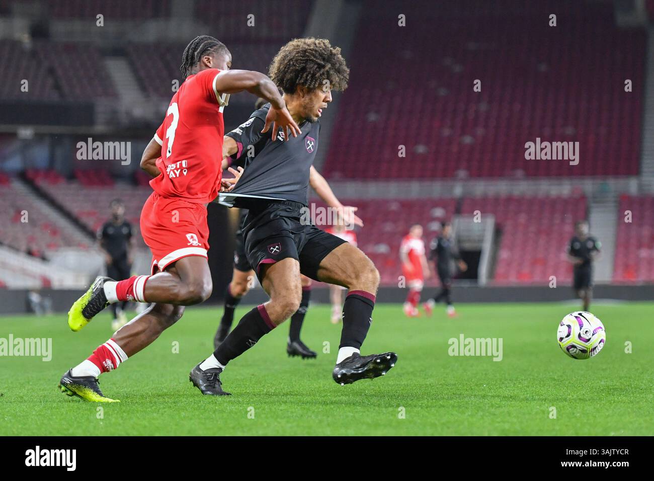 Die U21 Hazeem Bakre von Middlesbrough gegen die U21 Ezra Mayers von West Ham United am Freitag, den 11. April 2025, im Riverside Stadium in Middlesbrough, im Premier League 2 Spiel zwischen Middlesbrough und West Ham United. (Foto: Trevor Wilkinson | MI News) Credit: MI News & Sport /Alamy Live News Stockfoto