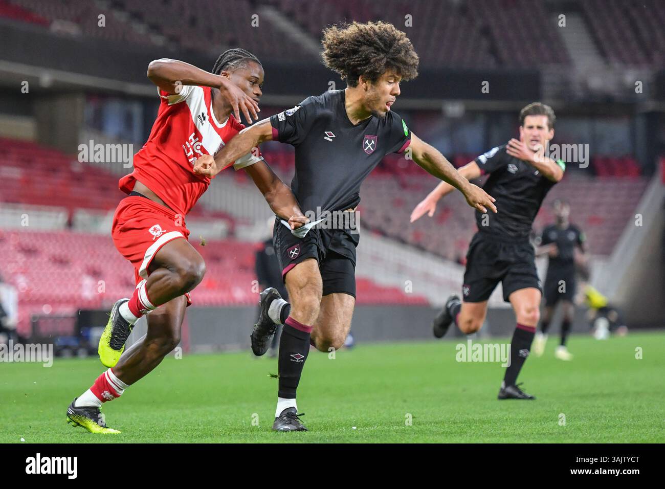 Die U21 Hazeem Bakre von Middlesbrough gegen die U21 Ezra Mayers von West Ham United am Freitag, den 11. April 2025, im Riverside Stadium in Middlesbrough, im Premier League 2 Spiel zwischen Middlesbrough und West Ham United. (Foto: Trevor Wilkinson | MI News) Credit: MI News & Sport /Alamy Live News Stockfoto