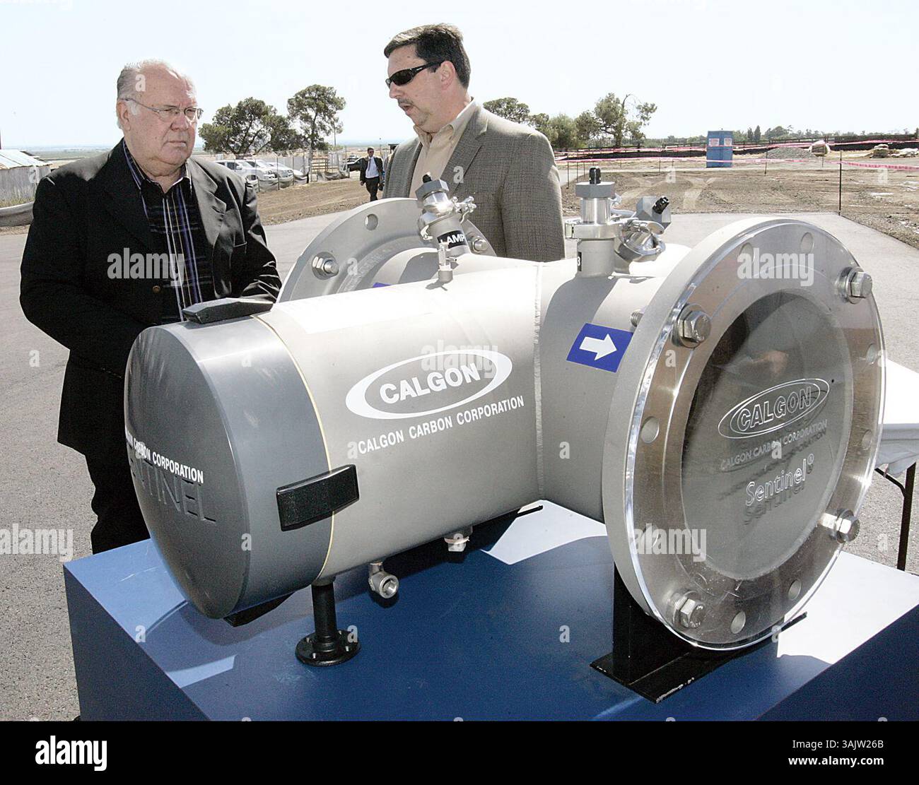 14. Mai 2009 - San Francisco, Kalifornien, USA - UV WATER TREATMENT GROUNDBREAK: San Joaquin County Board of Supervisors Chair LEROY ORNELLAS (links) und JOHN PLATZ von Clagon UV Technologies schauen über ein UV-Generator-Display. Das Gerät wird in der neuen UV-Wasseraufbereitungsanlage der San Francisco Public Utilities Commission in der West Vernalis Road eingesetzt. Die Tesla Treatment Facility wird die größte UV-Wasserdesinfektionsanlage Kaliforniens sein, die täglich 315 Millionen Liter Wasser aus dem Hetch Hetchy Wassersystem aufbereitet. Es wird erwartet, dass das Projekt Arbeit bringt Stockfoto