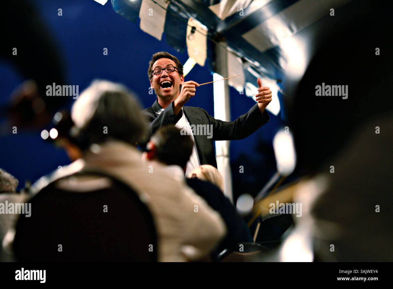 17. Oktober 2009 - St. Petersburg, Florida, USA - der Dirigent GERALD STEICHEN führt das Florida Orchestra durch eine Vielzahl von Liedern wie Aaron Coplands „Variations on a Shaker Melody“ und Johann Strauss, Jr.’s „Thunder and Lightning Polka“ während Pops in the Park, Vinoy Park, Samstagabend. (Kreditbild: © Melissa Lyttle/St. Petersburg Times/ZUMApress.com) Stockfoto