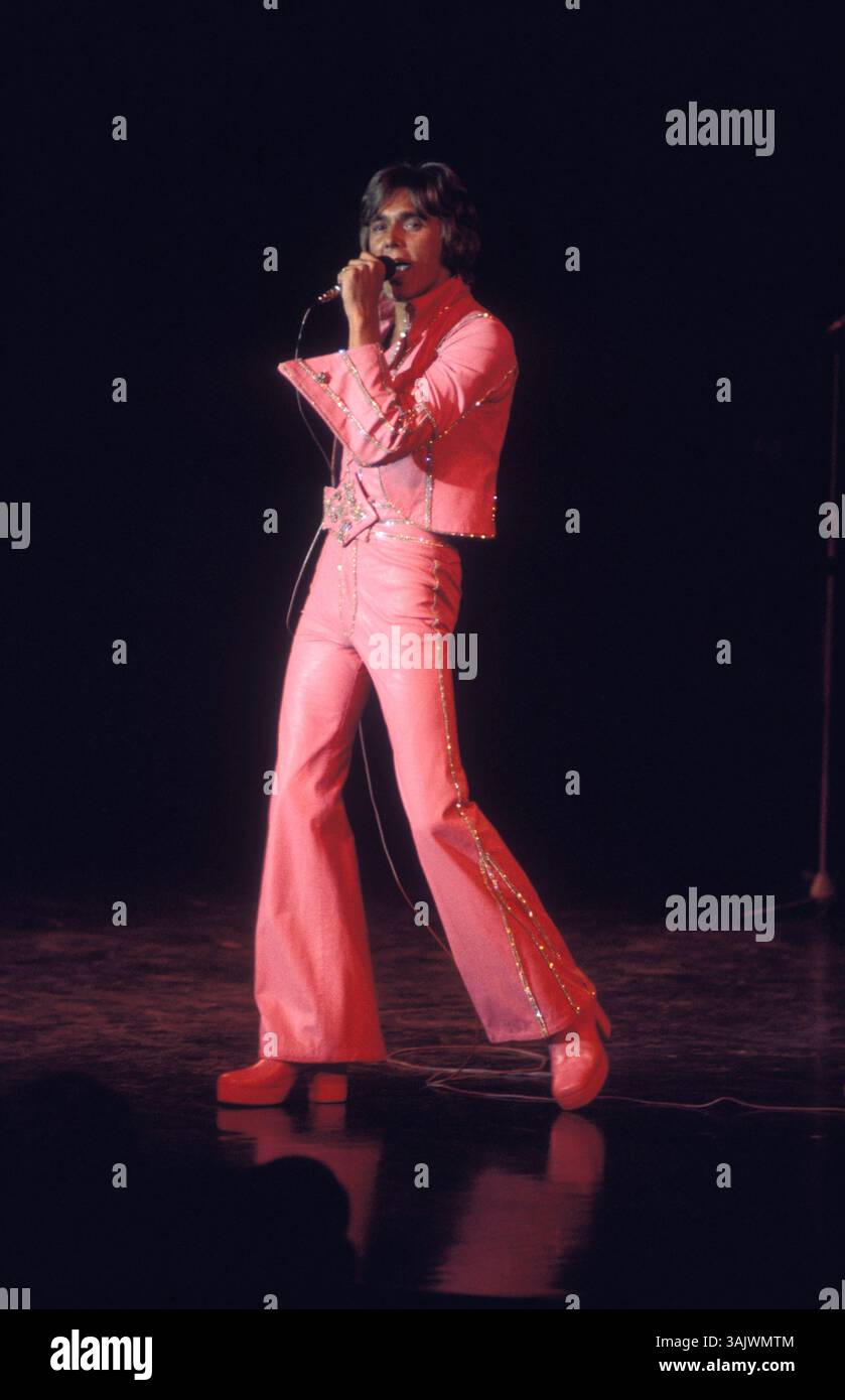 Januar 1974 – Los Angeles, Kalifornien, USA – Sänger JACK JONES spielt um 1974. Jack Jones (* 14. Januar 1938) ist ein US-amerikanischer Jazz- und Popsänger. Er war einer der beliebtesten Sänger der 1960er Jahre (Bild: © Bernard Fallon/ZUMA Press) Stockfoto