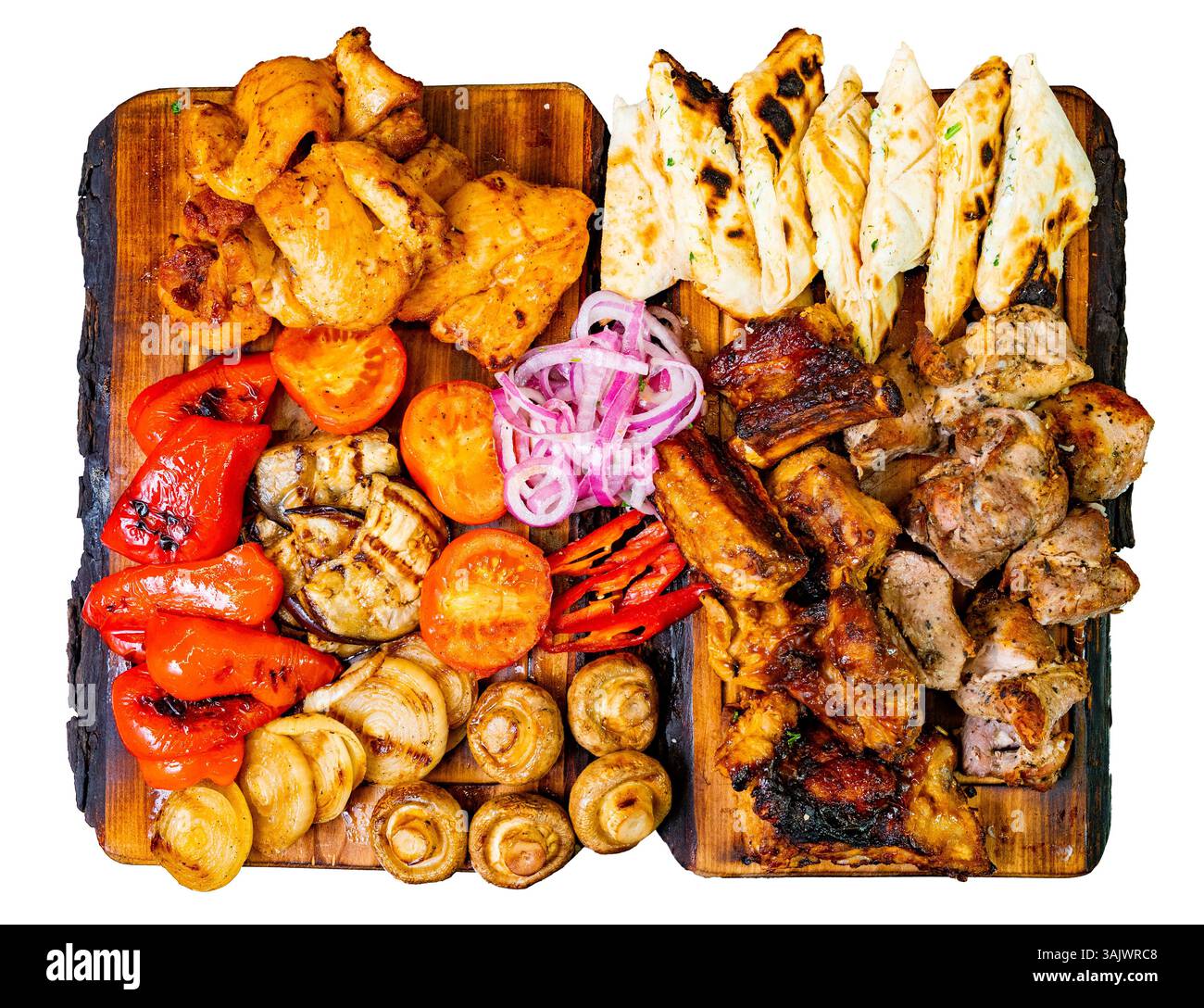 Eine Vielzahl von gegrilltem Fleisch und Gemüse ist kunstvoll auf Holzbrettern angeordnet. Das Aufstrich umfasst Hühnchen, Lamm, Paprika und Zwiebeln, wobei VI Stockfoto