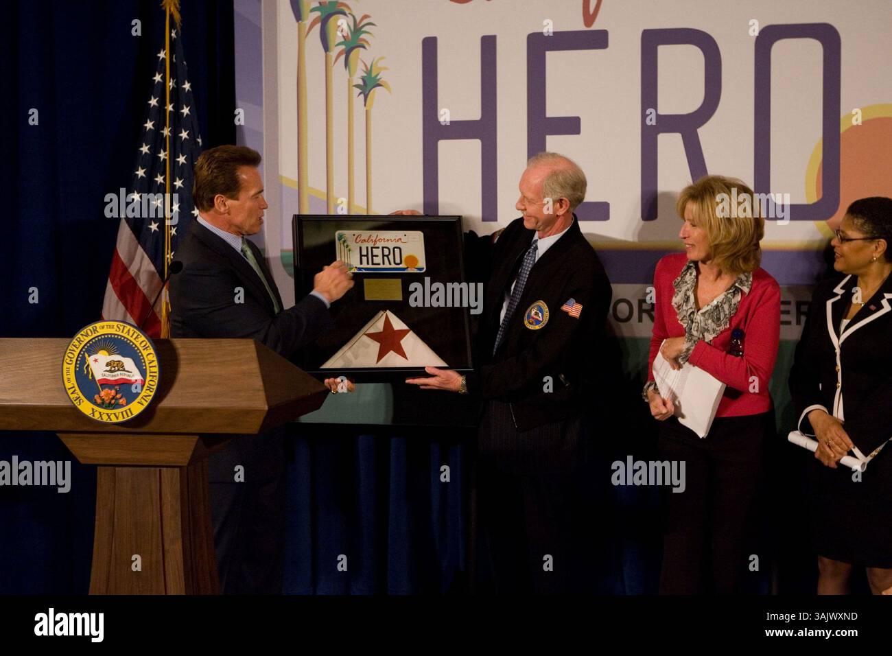 17. Februar 2009 - Sacramento, Kalifornien, USA - Gouverneur ARNOLD SCHWARZENEGGER veranstaltet eine Feier zu Ehren von US Airways Kapitän CHESLEY „SULLY“ SULLENBERGER, der seine Heldentat bei der sicheren Landung des Fluges 1549 im Hudson River anerkennt, nachdem er in beiden Triebwerken die Leistung verloren hatte und dann sein eigenes Leben riskierte, um sicherzustellen, dass alle Passagiere aus dem Flugzeug kamen. (Bild: © William Foster/ZUMA Press) Stockfoto