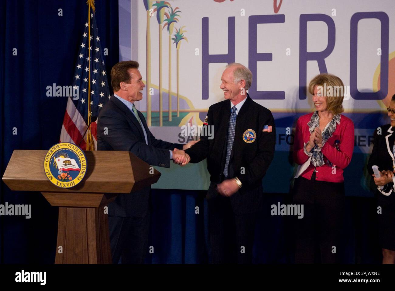 17. Februar 2009 - Sacramento, Kalifornien, USA - Gouverneur ARNOLD SCHWARZENEGGER veranstaltet eine Feier zu Ehren von US Airways Kapitän CHESLEY „SULLY“ SULLENBERGER, der seine Heldentat bei der sicheren Landung des Fluges 1549 im Hudson River anerkennt, nachdem er in beiden Triebwerken die Leistung verloren hatte und dann sein eigenes Leben riskierte, um sicherzustellen, dass alle Passagiere aus dem Flugzeug kamen. (Bild: © William Foster/ZUMA Press) Stockfoto