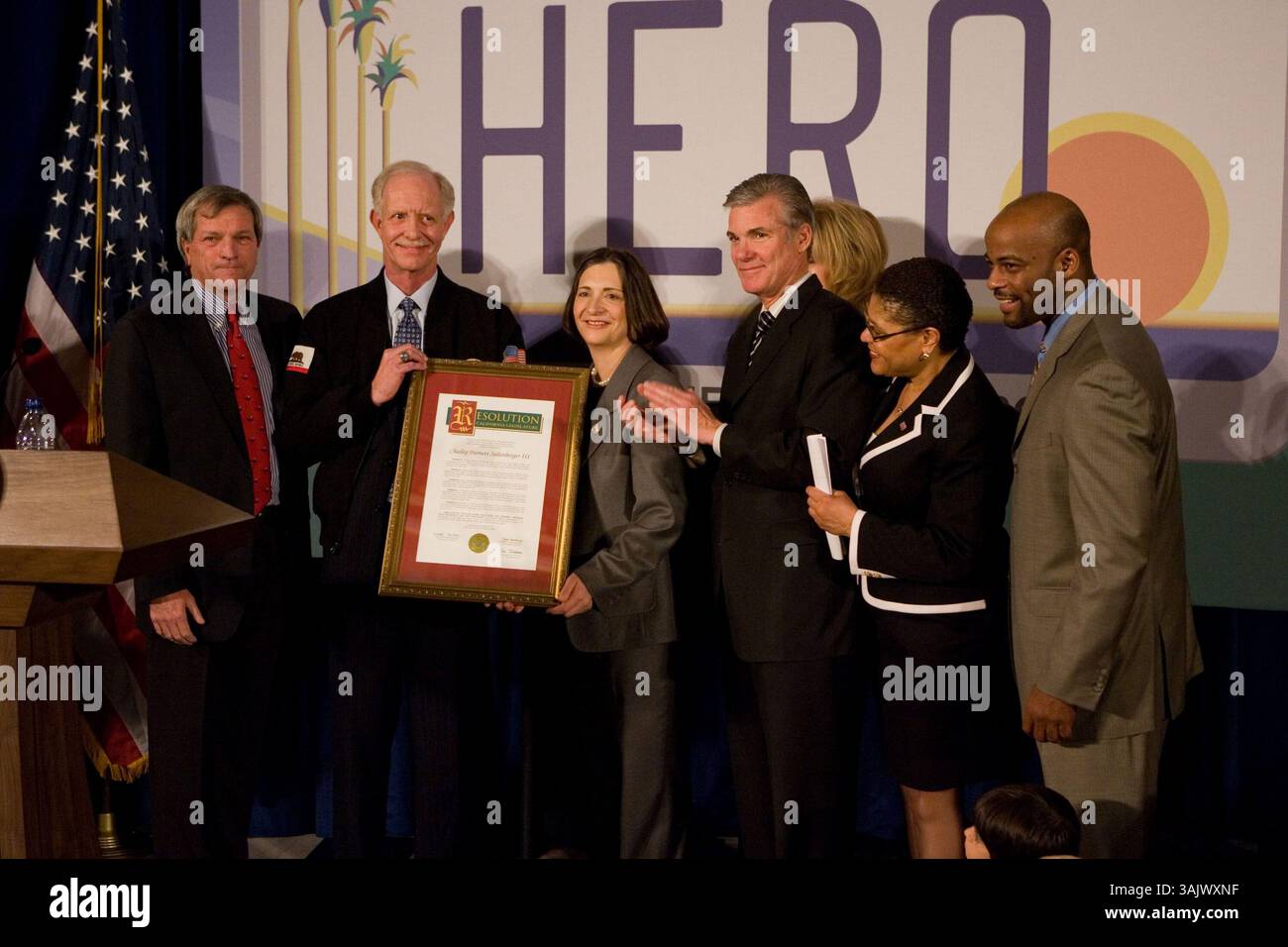 17. Februar 2009 - Sacramento, Kalifornien, USA - Gouverneur Schwarzenegger veranstaltet eine Feier zu Ehren von US Airways Captain CHESLEY „SULLY“ SULLENBERGER, der seine Heldentat bei der sicheren Landung des Fluges 1549 im Hudson River anerkennt, nachdem er in beiden Motoren die Leistung verloren hatte und dann sein eigenes Leben riskierte, um sicherzustellen, dass alle Passagiere aus dem Flugzeug kamen. (Bild: © William Foster/ZUMA Press) Stockfoto