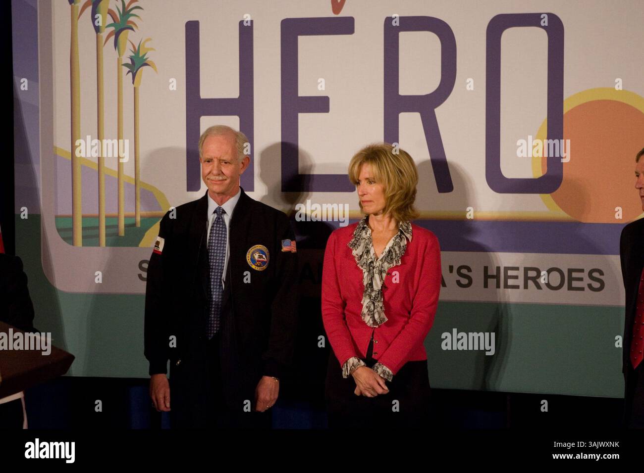 17. Februar 2009 - Sacramento, Kalifornien, USA - Gouverneur Schwarzenegger veranstaltet eine Feier zu Ehren von US Airways Captain CHESLEY „SULLY“ SULLENBERGER, der seine Heldentat bei der sicheren Landung des Fluges 1549 im Hudson River anerkennt, nachdem er in beiden Motoren die Leistung verloren hatte und dann sein eigenes Leben riskierte, um sicherzustellen, dass alle Passagiere aus dem Flugzeug kamen. (Bild: © William Foster/ZUMA Press) Stockfoto