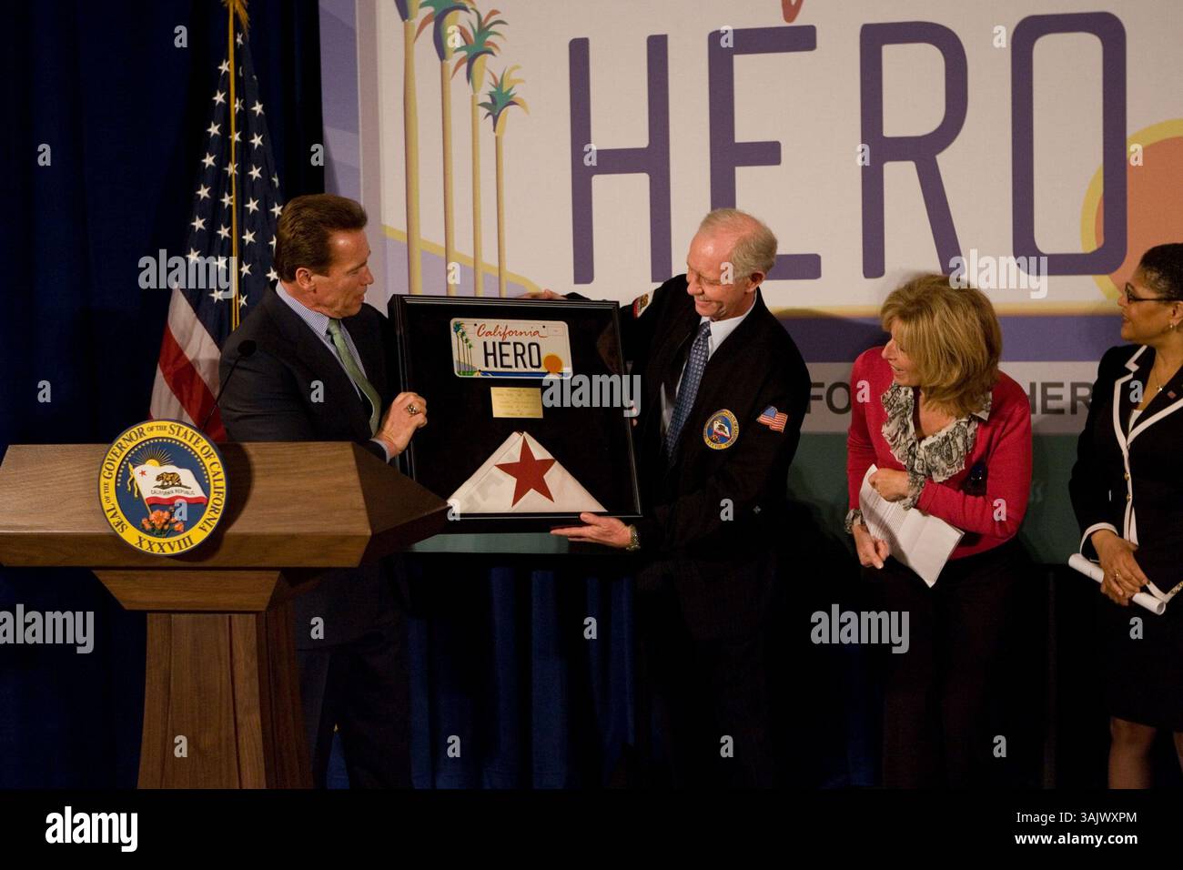 17. Februar 2009 - Sacramento, Kalifornien, USA - Gouverneur ARNOLD SCHWARZENEGGER veranstaltet eine Feier zu Ehren von US Airways Kapitän CHESLEY „SULLY“ SULLENBERGER, der seine Heldentat bei der sicheren Landung des Fluges 1549 im Hudson River anerkennt, nachdem er in beiden Triebwerken die Leistung verloren hatte und dann sein eigenes Leben riskierte, um sicherzustellen, dass alle Passagiere aus dem Flugzeug kamen. (Bild: © William Foster/ZUMA Press) Stockfoto