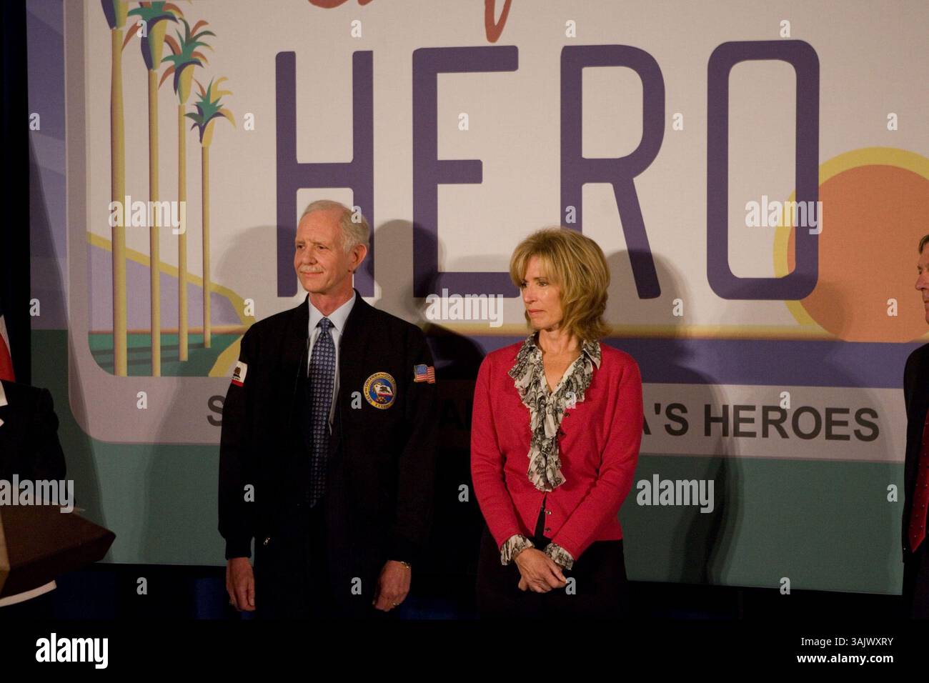 17. Februar 2009 - Sacramento, Kalifornien, USA - Gouverneur Schwarzenegger veranstaltet eine Feier zu Ehren von US Airways Captain CHESLEY „SULLY“ SULLENBERGER, der seine Heldentat bei der sicheren Landung des Fluges 1549 im Hudson River anerkennt, nachdem er in beiden Motoren die Leistung verloren hatte und dann sein eigenes Leben riskierte, um sicherzustellen, dass alle Passagiere aus dem Flugzeug kamen. (Bild: © William Foster/ZUMA Press) Stockfoto