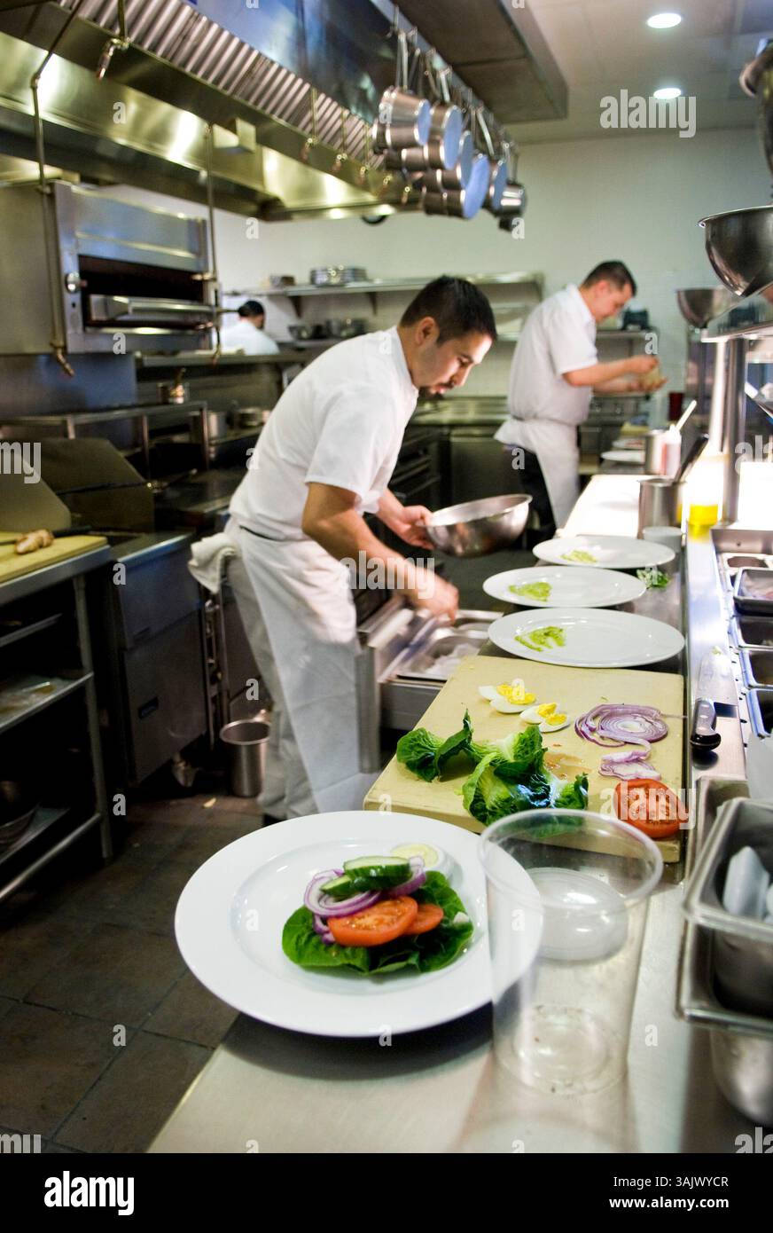 Küchenchef Ed Lopez, links, und Sous Chef werden Hughins Hühnchen-cobb-Salate im Hawks Restaurant zubereiten. Das Restaurant bietet moderne amerikanische Küche mit lokalen saisonalen Zutaten. Es wird erwartet, dass sie einen sehr anstrengenden Muttertag haben, mit einem vollen Restaurant von geöffnet bis geschlossen. Mai 2009 (Foto: © Sacramento Bee/ZUMA Press) Stockfoto
