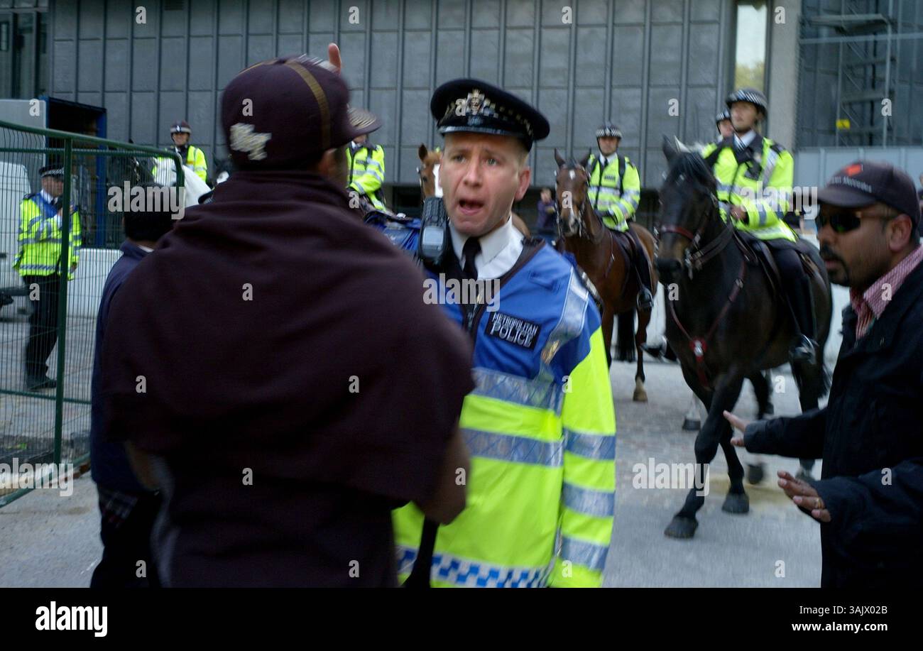 11. Mai 2009: London, England, England – Tamilen protestieren vor den Kammern des Parlaments gegen die anhaltende Gewalt in ihrem Heimatland Sri Lanka. Berichte über schwere zivile Opfer während des Wochenendes in Schlachten zwischen den Regierungstruppen und den Rebellen Tamil Tigers haben die Proteste, die im letzten Monat täglich stattfanden, verstärkt. Heute konnten die Anhänger der Tamilen viel Chaos verursachen, als sie mitten auf der Straße vor Westminster saßen und den Verkehr stoppten. Die Sit-in- und Abtrünnigkeit mit der Metropolitan Police dauerte bis in die Nacht an. (Kreditbild: © Amiran White/ZUM Stockfoto