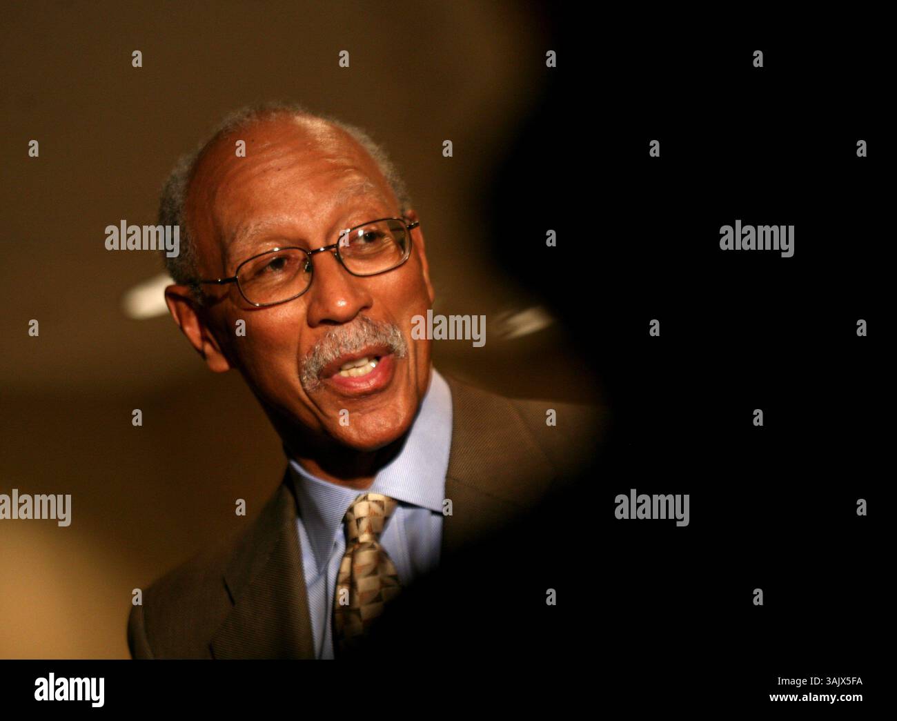 Dave Bing, neu gewählter Bürgermeister von Detroit, spricht mit den Medien nach einem Treffen mit dem scheidenden Bürgermeister Ken Cockrel Jr. im Coleman A. Young Municipal Building, Donnerstag, 7. Mai 2009...SUSAN TUSA/Detroit Free Press (Kreditbild: © Detroit Free Press/ZUMA Press) Stockfoto