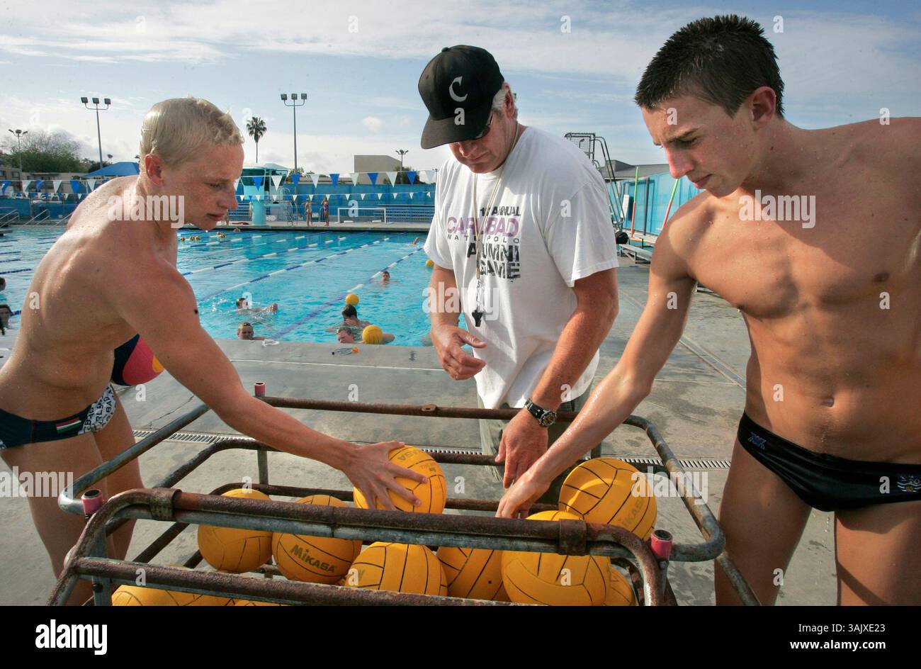 8. Juni 2009, Carlsbad, CA, USA während des Trainings für das Wasserpolo-Team der Carlsbad High School erhält der Assistenztrainer GREG HORMAN, Mitte, Hilfe beim Auswerfen der Bälle in den Pool von den Spielern COLLIN SMITH links und MATT MANCHENTON rechts. Das Team geht nach Ungarn, um zu konkurrieren Credit: Foto von Charlie Neuman, Copyright 2009, San Diego Union-Tribune/Zuma Press (Credit Image: © The San Diego Union-Tribune/ZUMA Press) Stockfoto