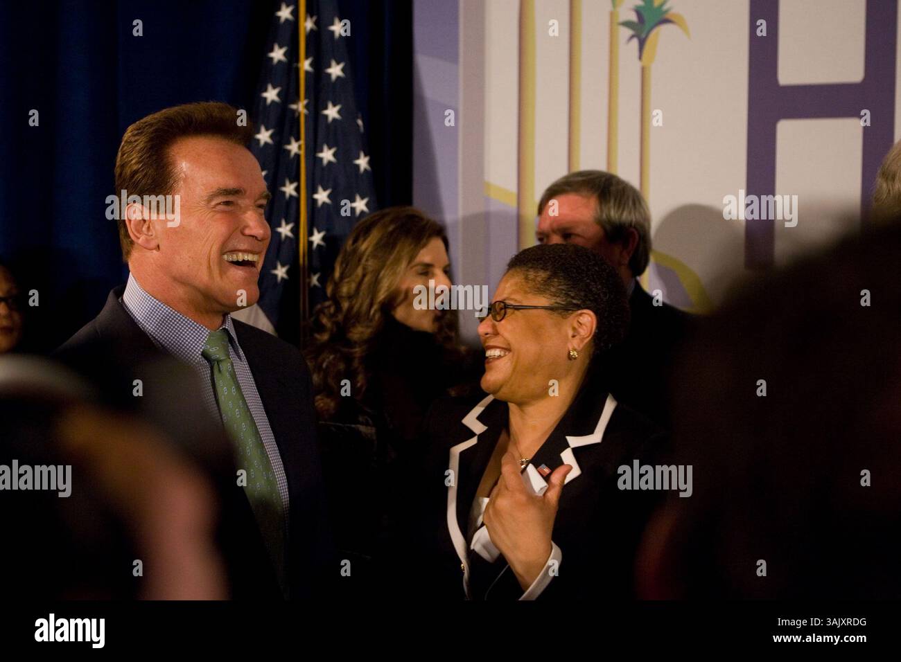 17. Februar 2009 - Sacramento, Kalifornien, USA - Gouverneur ARNOLD SCHWARZENEGGER veranstaltet eine Feier zu Ehren von US Airways Kapitän Sullenberger, der seinen Heldentum bei der sicheren Landung des Fluges 1549 im Hudson River anerkennt, nachdem er in beiden Triebwerken die Leistung verloren hatte und dann sein eigenes Leben riskierte, um sicherzustellen, dass alle Passagiere aus dem Flugzeug kamen. (Bild: © William Foster/ZUMA Press) Stockfoto