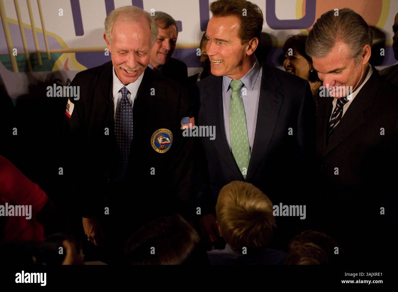 17. Februar 2009 - Sacramento, Kalifornien, USA - Gouverneur ARNOLD SCHWARZENEGGER veranstaltet eine Feier zu Ehren von US Airways Kapitän CHESLEY „SULLY“ SULLENBERGER, der seine Heldentat bei der sicheren Landung des Fluges 1549 im Hudson River anerkennt, nachdem er in beiden Triebwerken die Leistung verloren hatte und dann sein eigenes Leben riskierte, um sicherzustellen, dass alle Passagiere aus dem Flugzeug kamen. (Bild: © William Foster/ZUMA Press) Stockfoto