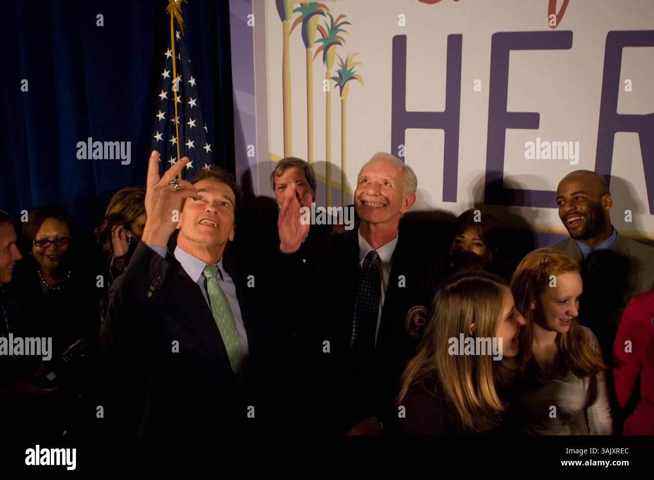 17. Februar 2009 - Sacramento, Kalifornien, USA - Gouverneur ARNOLD SCHWARZENEGGER veranstaltet eine Feier zu Ehren von US Airways Kapitän CHESLEY „SULLY“ SULLENBERGER, der seine Heldentat bei der sicheren Landung des Fluges 1549 im Hudson River anerkennt, nachdem er in beiden Triebwerken die Leistung verloren hatte und dann sein eigenes Leben riskierte, um sicherzustellen, dass alle Passagiere aus dem Flugzeug kamen. (Bild: © William Foster/ZUMA Press) Stockfoto