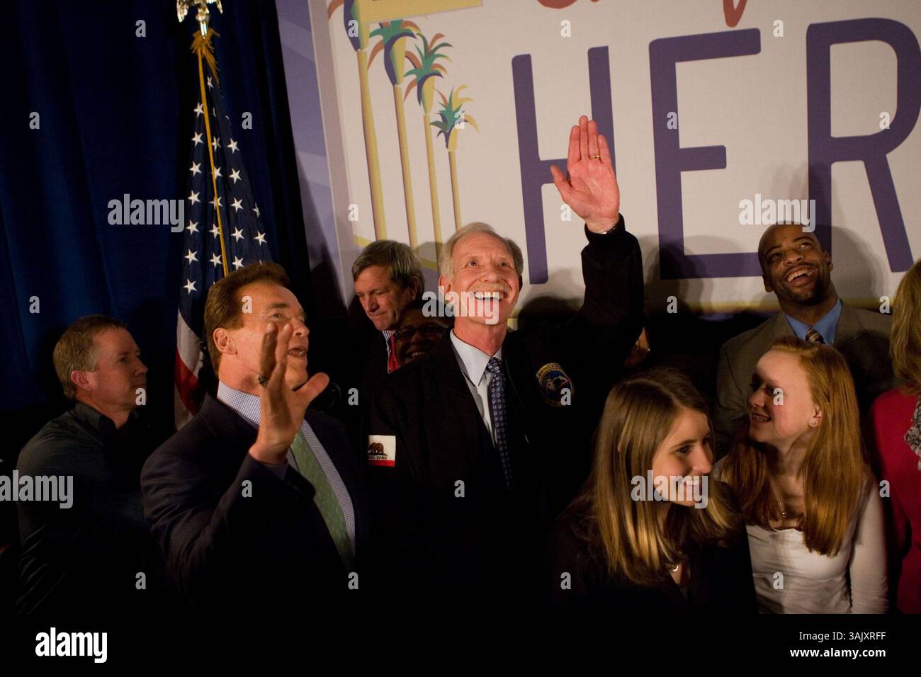 17. Februar 2009 - Sacramento, Kalifornien, USA - Gouverneur ARNOLD SCHWARZENEGGER veranstaltet eine Feier zu Ehren von US Airways Kapitän CHESLEY „SULLY“ SULLENBERGER, der seine Heldentat bei der sicheren Landung des Fluges 1549 im Hudson River anerkennt, nachdem er in beiden Triebwerken die Leistung verloren hatte und dann sein eigenes Leben riskierte, um sicherzustellen, dass alle Passagiere aus dem Flugzeug kamen. (Bild: © William Foster/ZUMA Press) Stockfoto