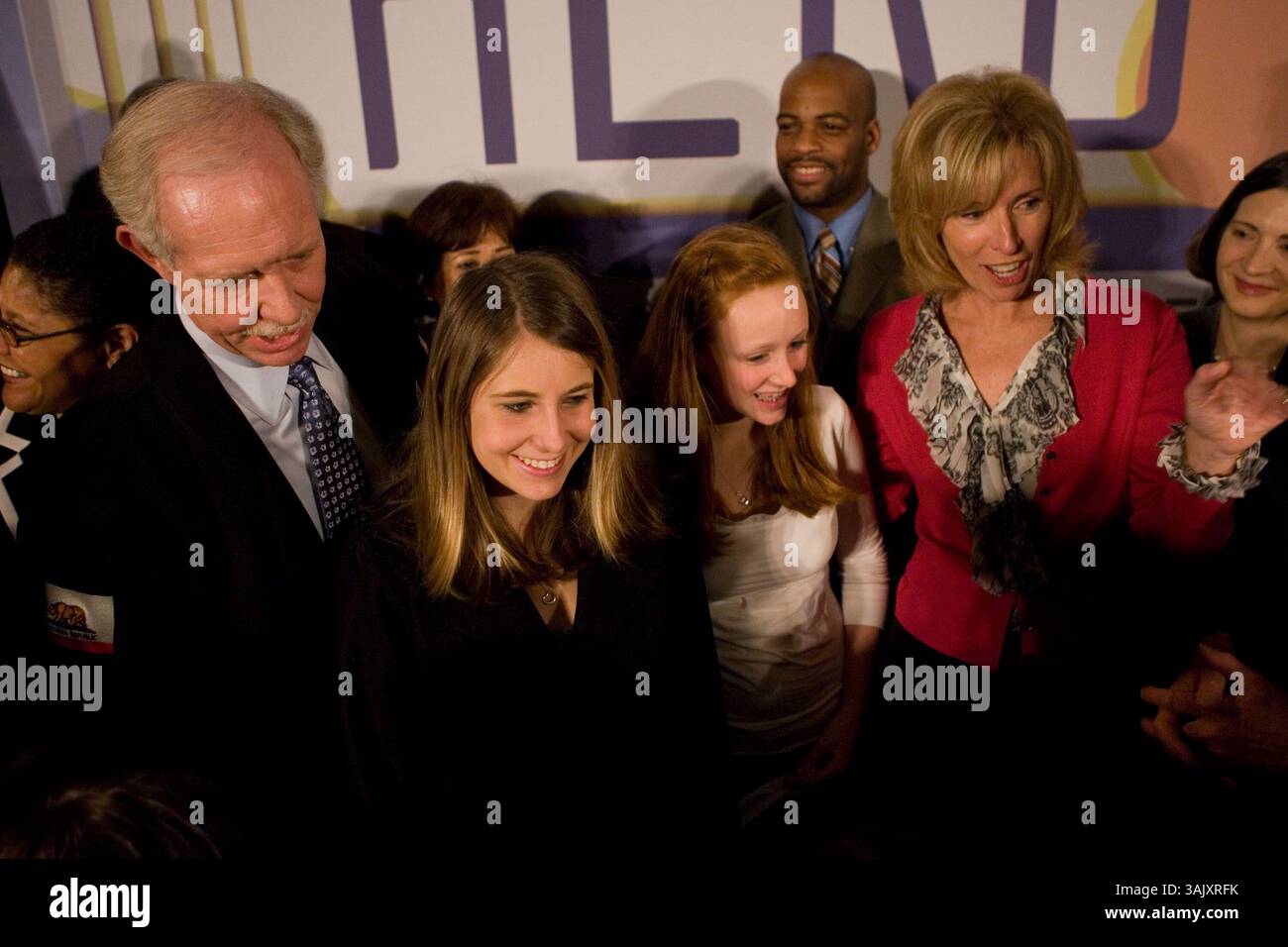 17. Februar 2009 - Sacramento, Kalifornien, USA - Gouverneur Schwarzenegger veranstaltet eine Feier zu Ehren von US Airways Captain CHESLEY „SULLY“ SULLENBERGER, der seine Heldentat bei der sicheren Landung des Fluges 1549 im Hudson River anerkennt, nachdem er in beiden Motoren die Leistung verloren hatte und dann sein eigenes Leben riskierte, um sicherzustellen, dass alle Passagiere aus dem Flugzeug kamen. (Bild: © William Foster/ZUMA Press) Stockfoto