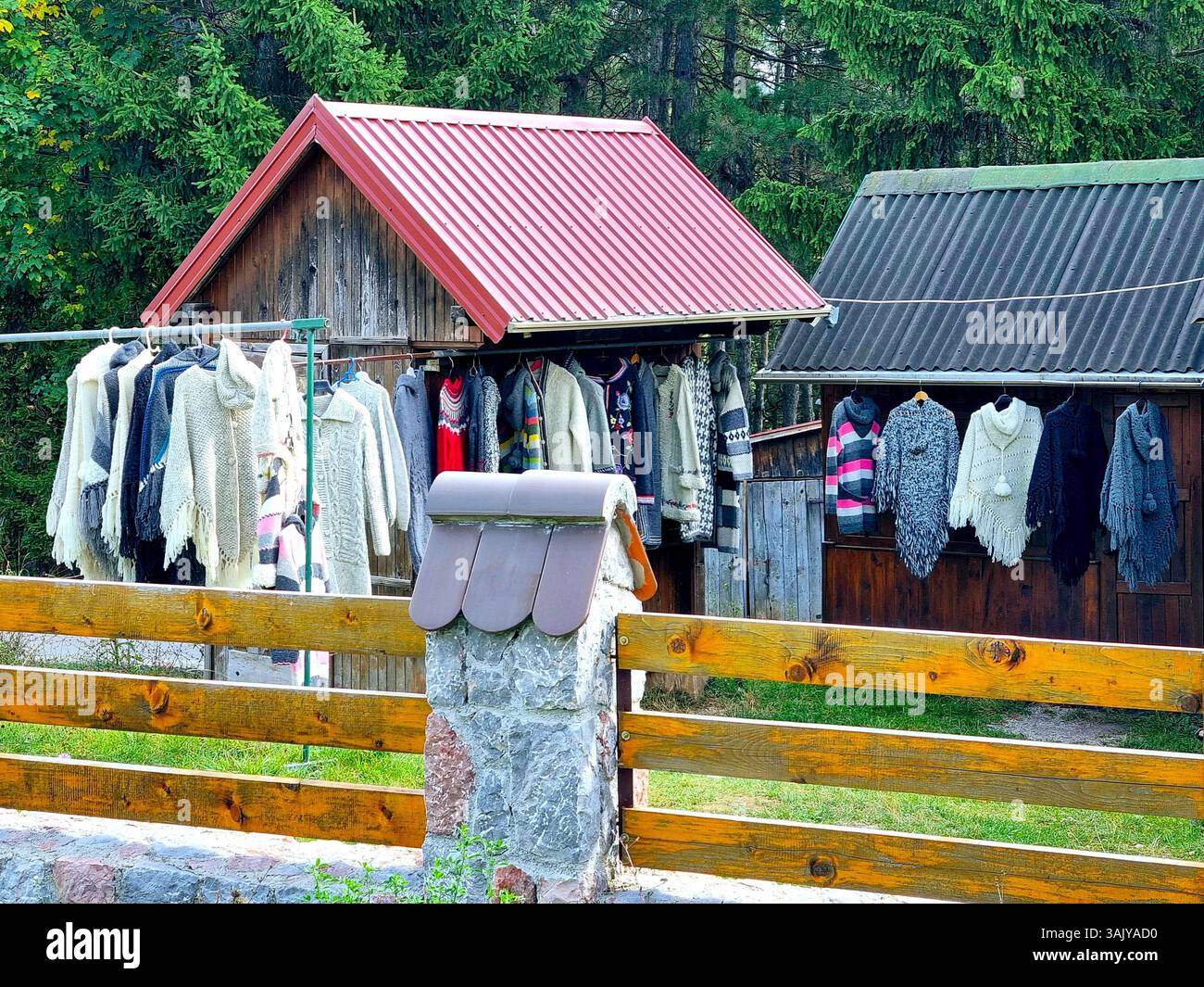 Handgestrickte Wollkleidung zum Verkauf auf einem kleinen Markt im charmanten Ethno-Dorf Sirogojno, der Perle Westserbiens Stockfoto
