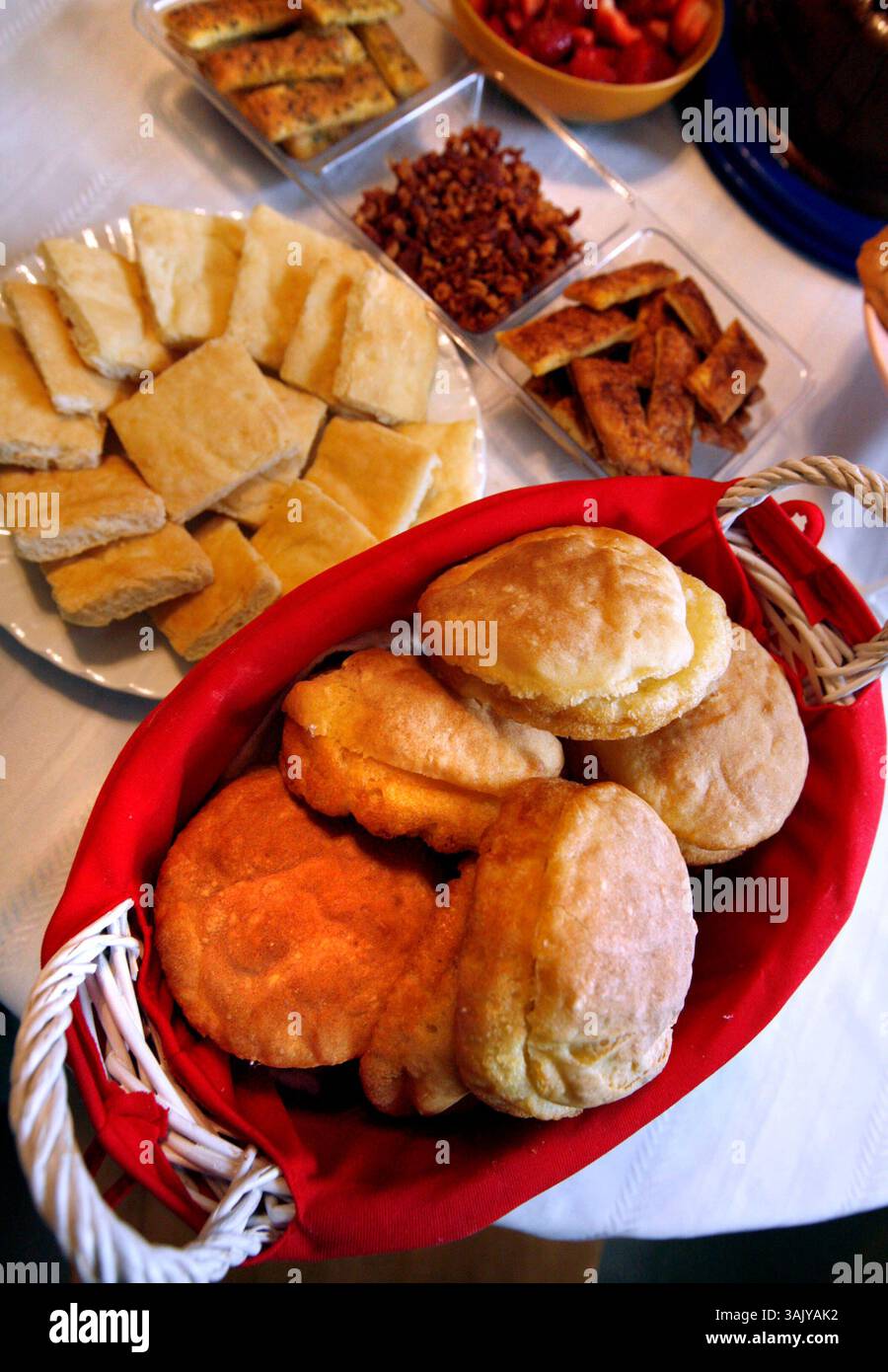 Diese Brote (Brotstangen im oberen Hintergrund) wurden mit Jan Falwells glutenfreiem Rezept am Mittwoch, den 13. Mai 2009 im Falwell-Haus in Georgetown, Ky, zubereitet. Jan Falwell sprach darüber, wie sie ihre Kochgewohnheiten nach der Diagnose Zöliakie geändert hat. Sie ließ mehrere glutenfreie Gerichte zubereiten. (Zöliakie ist eine Verdauungserkrankung, die den Dünndarm schädigt und die Aufnahme von Nährstoffen aus der Nahrung behindert. Menschen mit Zöliakie können Gluten, ein Protein in Weizen, Roggen und Gerste, nicht vertragen.) Foto: David Perry | Mitarbeiter (Foto: © Lexington Herald-LE Stockfoto