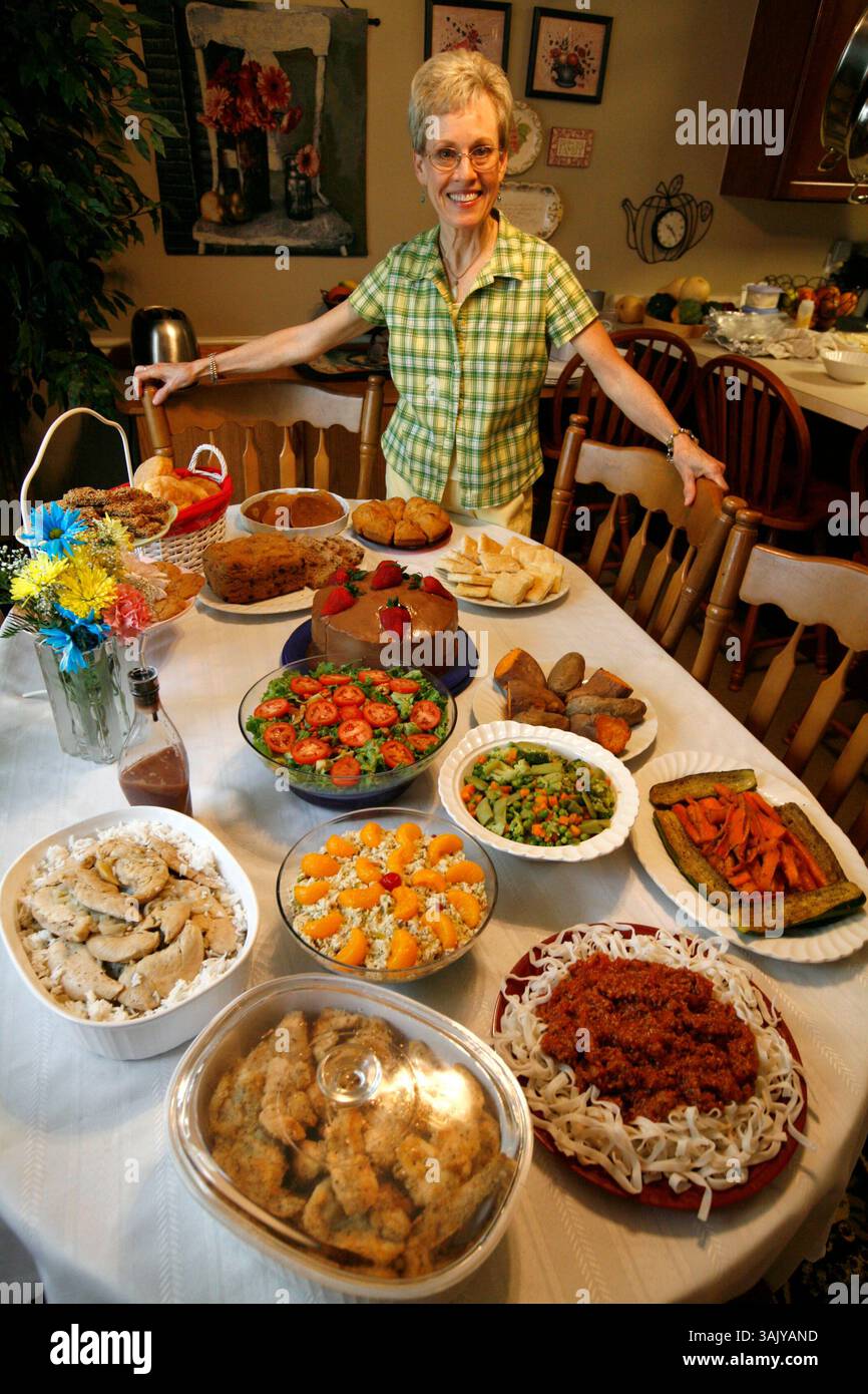 All diese glutenfreien Gerichte werden am Mittwoch, 13. Mai 2009 im Falwell-Haus in Georgetown, Ky, gezeigt. , Wurden von Jan Falwell vorbereitet (abgebildet). Jan Falwell sprach darüber, wie sie ihre Kochgewohnheiten nach der Diagnose Zöliakie geändert hat. Sie ließ mehrere glutenfreie Gerichte zubereiten. (Zöliakie ist eine Verdauungserkrankung, die den Dünndarm schädigt und die Aufnahme von Nährstoffen aus der Nahrung behindert. Menschen mit Zöliakie können Gluten, ein Protein in Weizen, Roggen und Gerste, nicht vertragen.) Foto: David Perry | Mitarbeiter (Foto: © Lexington Herald-Leader/ZUMA Press) Stockfoto