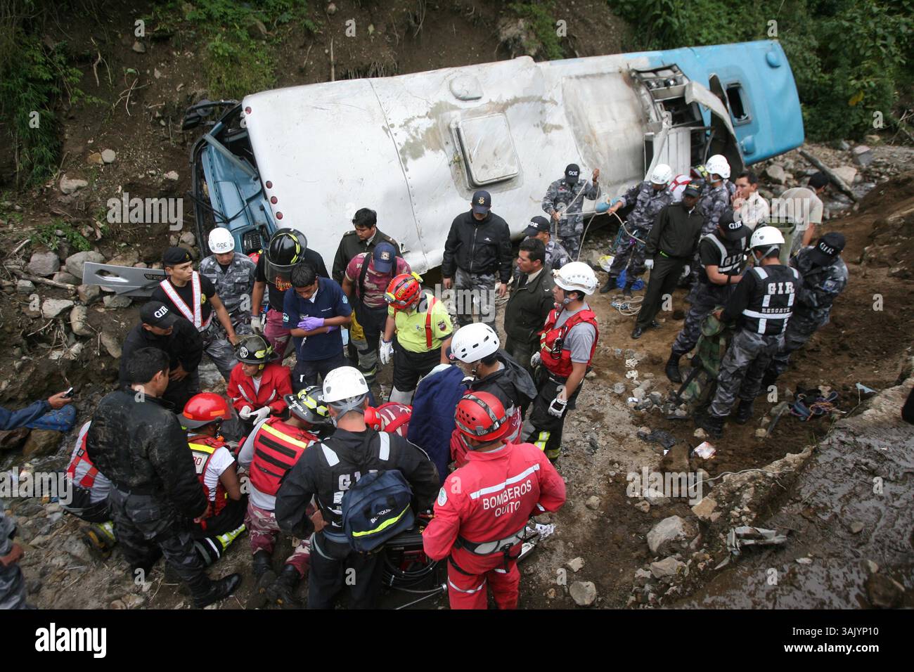 18.05.2009) QUITO 18.05.2009..UN BUS DE TRANSPORTES ECUADOR PZU-611 CAYO AL BARRANCO DESPUES DE CHOCAR CON UN CAMION QUE TRANSPORTABA GAS EN EL KM 14 DE LA VIA ALOAG - SANTO DOMINGO..FOTO: VICENTE COSTALES / EL COMERCIO (BILDAUSWEIS: © EL COMERCIO/GDA/ZUMA PRESS) Stockfoto