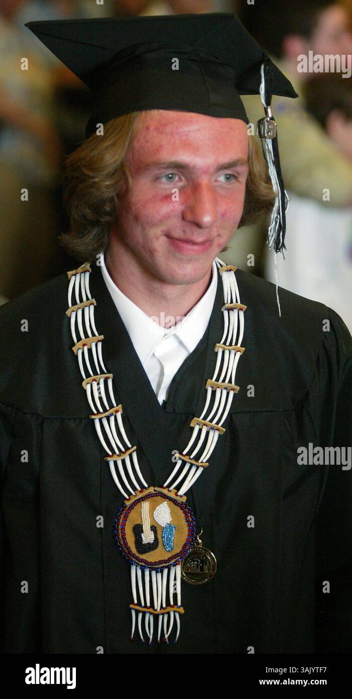 Sam Harrel/News-Miner. Hutchison-Absolvent Blake Hughes trägt eine Häuptlingskette, die seine Mutter Kathryn Elam für seinen Abschluss am Dienstag, den 19. Mai 2009, gemacht hat. Hughes wird ein medizinisches Stipendium in Arizona besuchen. (Kreditbild: © Fairbanks Daily News-Miner/ZUMAPRESS.com) Stockfoto