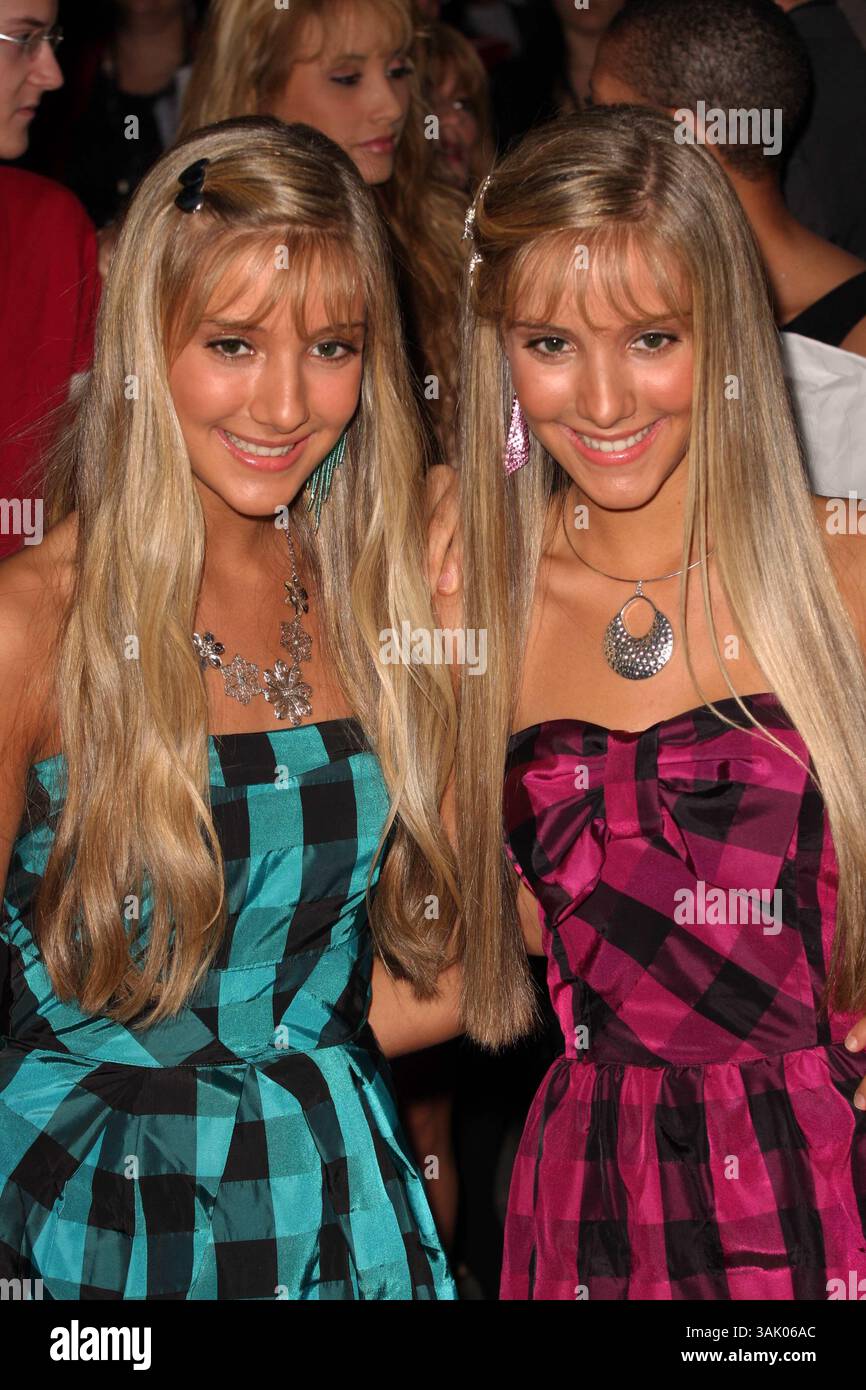 Februar 2009 - Hollywood, Kalifornien, USA - Zwillinge REBECCA ROSSO und CAMILLA ROSSO bei der Jonas Brothers Premiere - das 3D-Konzerterlebnis im El Capitan Theater in Hollywood. (Kreditbild: © Glenn Weiner/ZUMA Press) Stockfoto