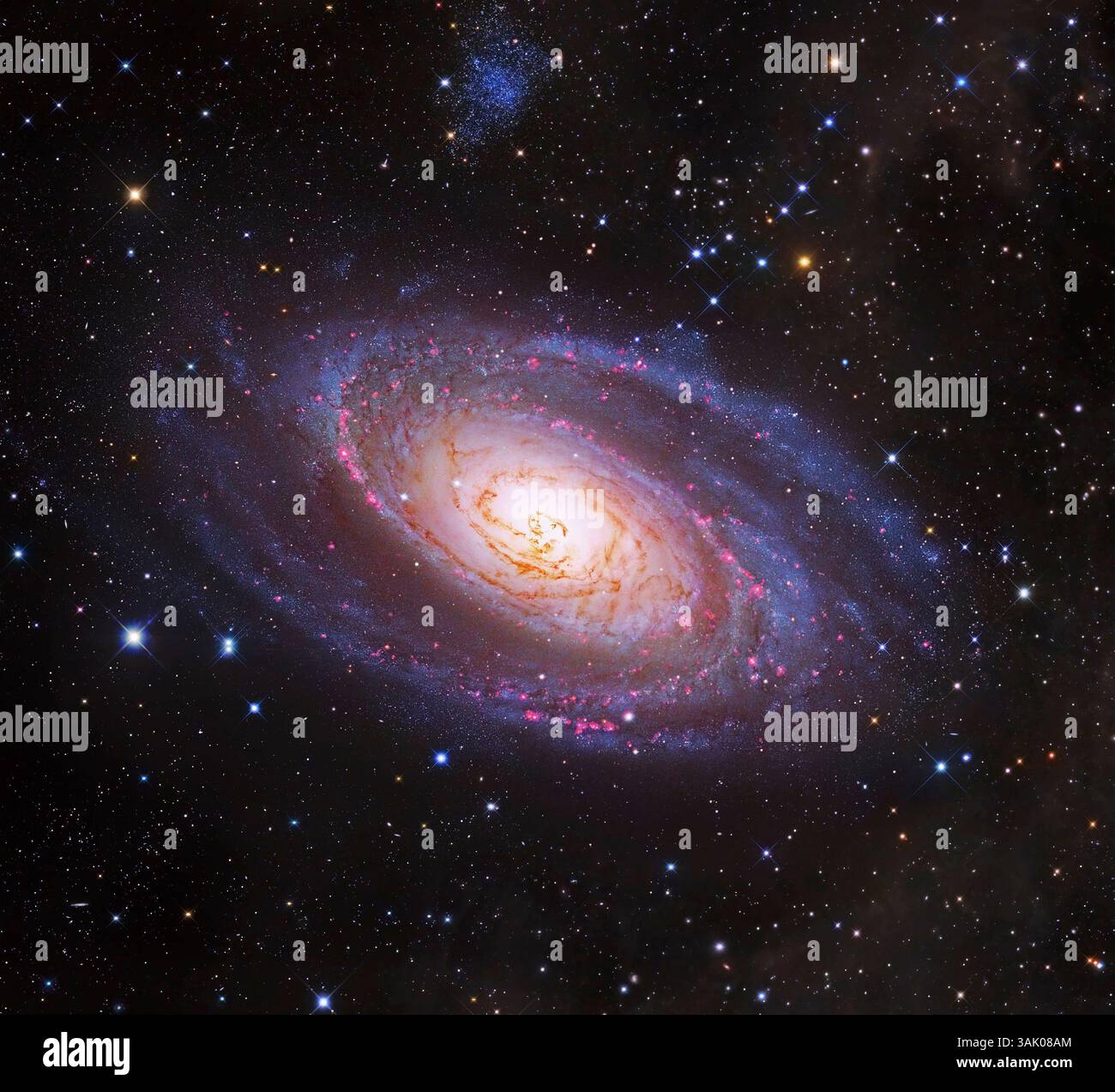 Spiralgalaxie M81, zusammengesetztes Bild. Das gelbe Zentrum zeigt ältere Sterne an, die blauen Bereiche in den Spiralarmen sind heiße, junge Sterne. M81 liegt etwa 12 Millionen Lichtjahre von der Erde entfernt im Sternbild Ursa Major. Das Bild kombiniert Daten des Hubble Space Telescope und des Subaru Telescope des Nationalen Astronomischen Observatoriums Japans (NAOJ). Stockfoto