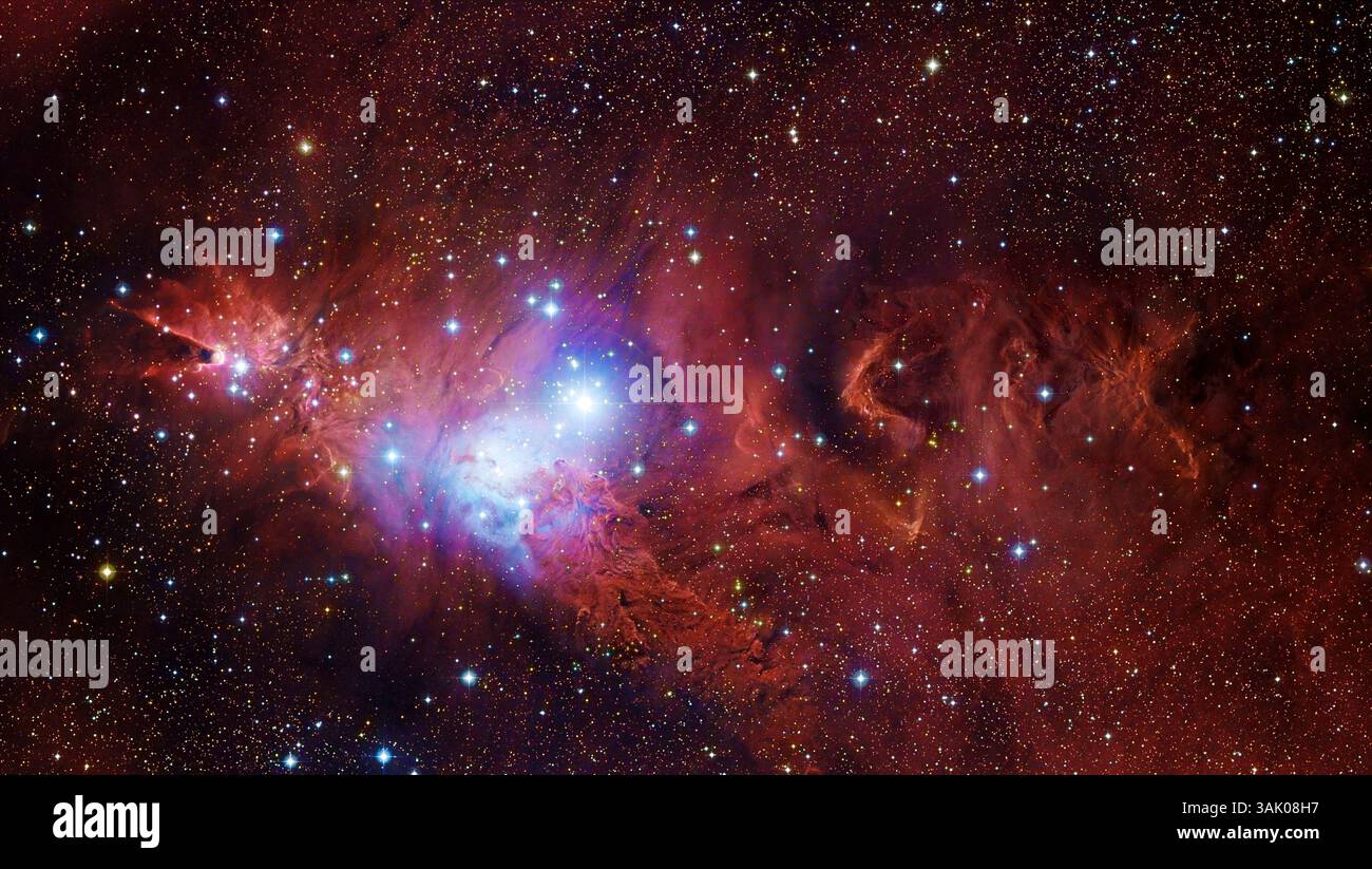 Kegelnebel und Weihnachtsbaumhaufen. Dieser Bereich des Nachthimmels ist als NGC 2264 bekannt. Er enthält den Kegelnebel (ganz links) und die hellblauen Sterne des Weihnachtsbaumes. Der hellste Stern ist S Mon, während die Region direkt darunter wegen ihrer Farbe und Textur als Fuchspelznebel bezeichnet wird. Der Kegelnebel ist 7 Lichtjahre lang und liegt 2700 Lichtjahre von der Erde entfernt im Sternbild Monoceros. Mosaikbild aus dem Subaru Telescope-Archiv (NAOJ) und Farbdaten aus dem Digitized Sky Survey. Stockfoto