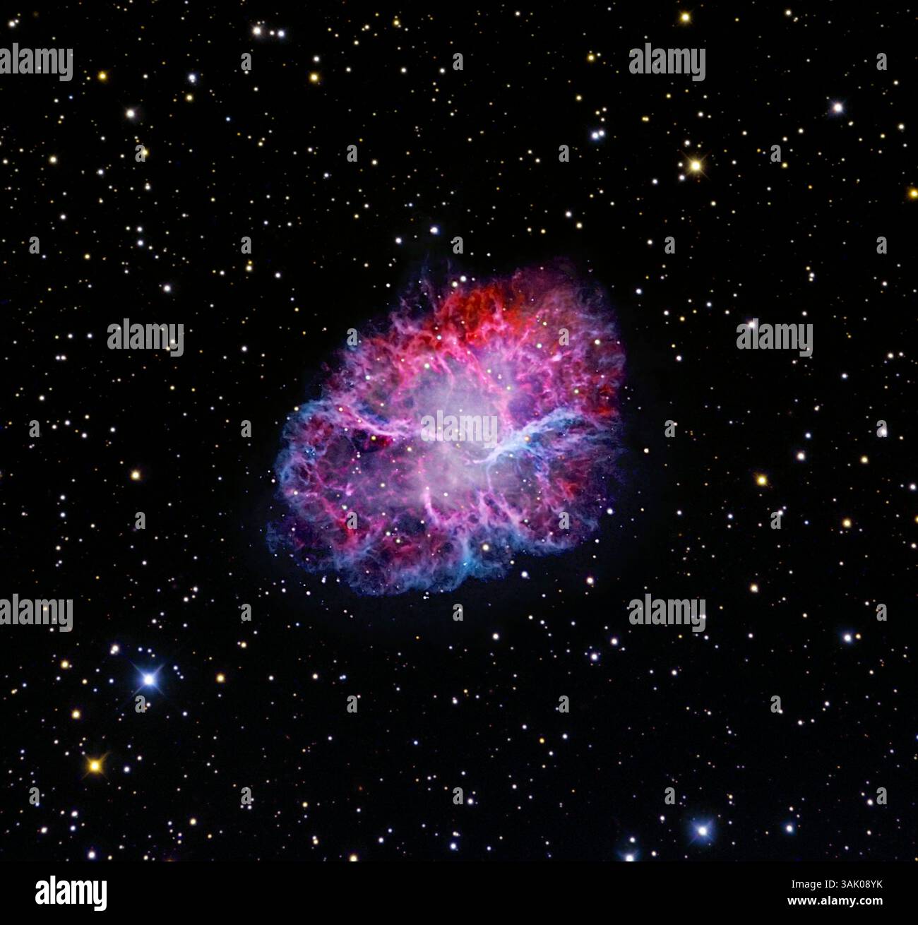 Krabbennebel. Optisches Bild des Krabbennebels, des Überrestes einer Supernova. Im Zentrum des Supernova-Überrestes befinden sich die Überreste des Sternkerns, der einen Pulsar (weißer Punkt) oder Neutronenstern gebildet hat, der 30 Mal pro Sekunde rotiert und regelmäßige Strahlungspulse aussendet. Wenn ein großer Stern stirbt, explodieren Gasschalen nach außen und kollidieren mit interstellarem Material. Die Energie der Kollision ionisiert das Gas und lässt es glühen. Der Krabbennebel liegt 6000 Lichtjahre von der Erde entfernt im Sternbild Stier. Aufgenommen mit dem 0,9-m-Teleskop des West Mountain Observatory in Utah, USA. Stockfoto