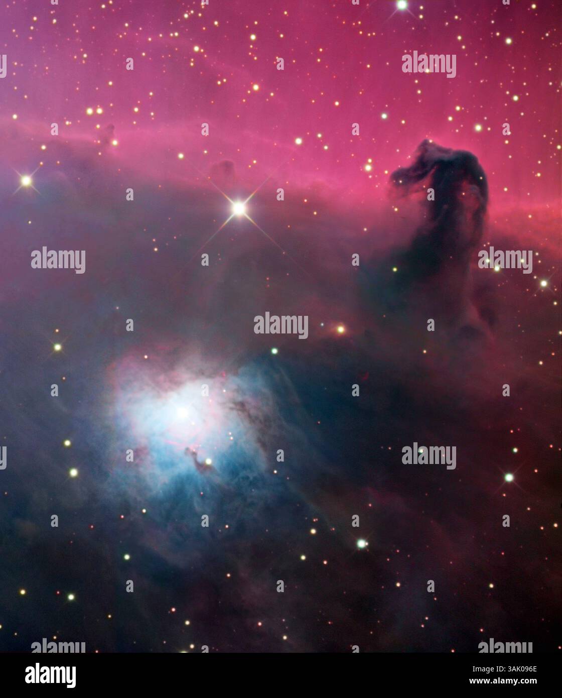 Horsehead-Nebel, optisches Bild. Die Roskopfform wird durch den dunklen Nebel Barnard 33 (B 33) verursacht. Diese Wolke aus Staub und Gas verdeckt das Licht des dahinter liegenden Emissionsnebels IC 434, der hier als rote Region oben gesehen wird. Das Gas dieses Nebels leuchtet, wenn es durch die Strahlung heißer Sterne ionisiert wird. Der helle Reflexionsnebel NGC 2023 ist ebenfalls links unten am Rosshadel zu sehen; Reflexionsnebel reflektieren das Licht naher Sterne. Der Horsehead-Nebel liegt etwa 1500 Lichtjahre von der Erde entfernt im Sternbild Orion. Stockfoto
