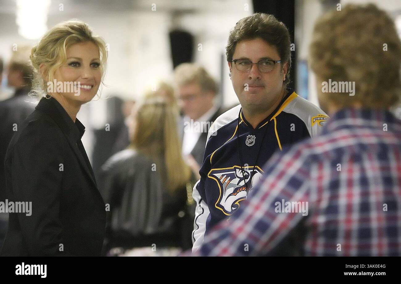 Faith Hill und Vince Gill sprechen mit Dierks Bentley (Bild: © The Tennessee/ZUMA Press) Stockfoto