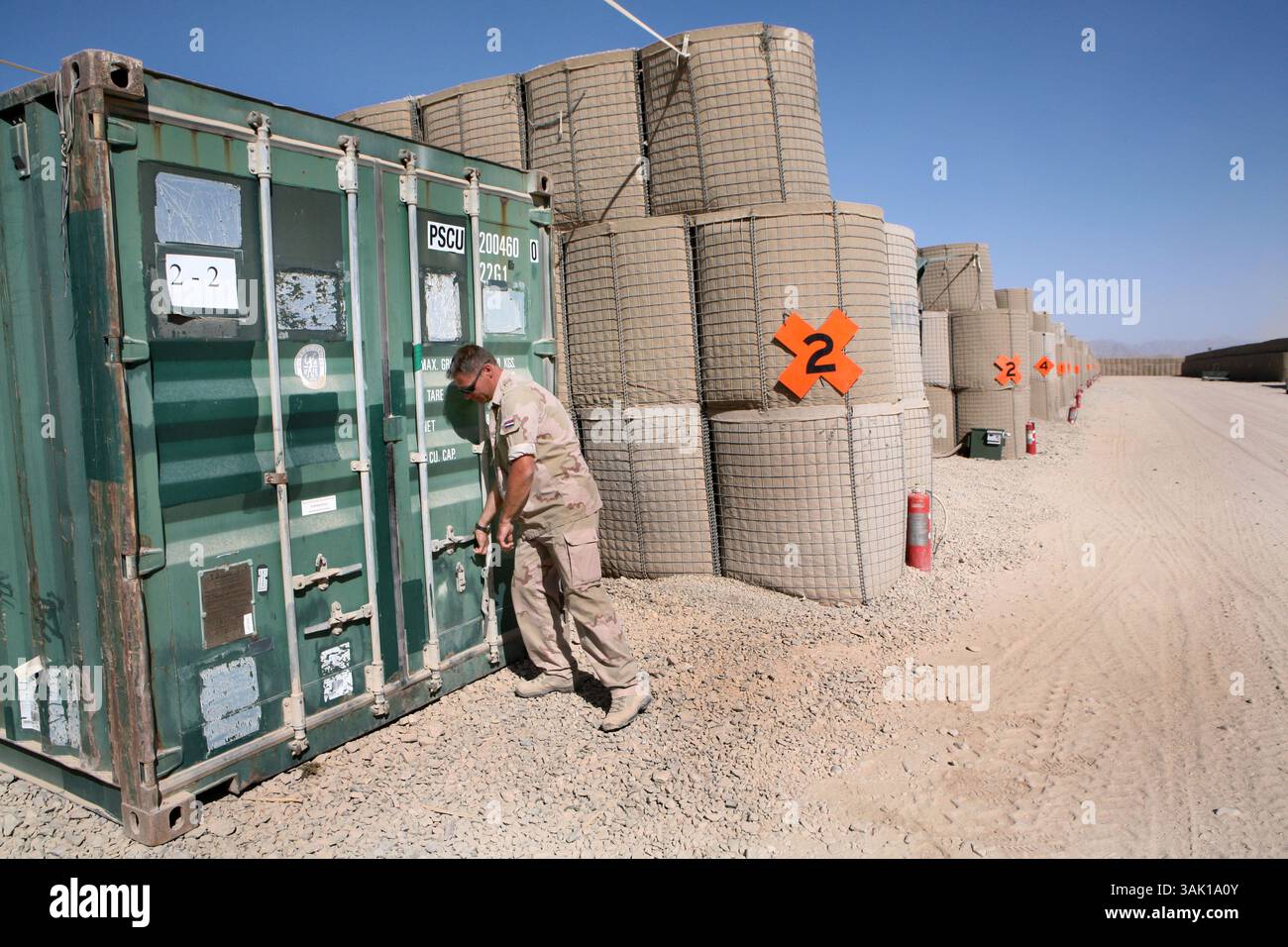 21. September 2009 - Kandahar, Afghanistan - Munitionsversorgung und -Lagerung in Kamp Holland, der ISAF-Basis für die westlichen Streitkräfte. (Bild: © Ton Koene/ZUMA Press) Stockfoto