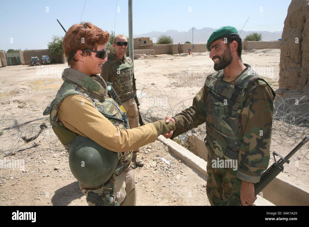 21. September 2009: Tarin Kowt, Uruzgan, Afghanistan: Eine niederländische Soldatin unterhält sich mit einem afghanischen Soldaten. (Bild: © Ton Koene/ZUMA Press) Stockfoto