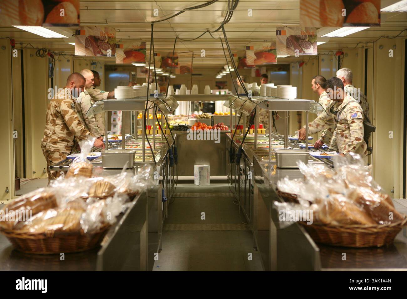 21. September 2009: Tarin Kowt, Uruzgan, Afghanistan: Niederländische und australische Soldaten in Kamp Holland. Die Soldaten essen dreimal täglich in der Kantine. Eine Handelsfirma bereitet alle Mahlzeiten vor. Alles wird aus den Niederlanden eingeflogen und daher nur Tiefkühlkost. (Bild: © Ton Koene/ZUMA Press) Stockfoto
