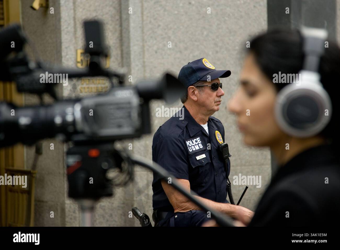 9. Juni 2009 - New York, New York, USA - Ahmed Khalfan Ghailani, ein Gefangener von Guantanamo, hat sich der Anklage wegen Verschwörung im US-Gericht in New York nicht schuldig erklärt. Ghailani wurde für die Botschaftsangriffe in Ostafrika 1998 in Nairobi, Tansania, Kenia und dar es Salam vor über 6 Jahren gesucht. Die US-Regierung bot eine Belohnung in Höhe von 25 Millionen US-Dollar für Informationen an, die zu seiner Verhaftung oder Verurteilung führten, nachdem er in die Liste der „Most Wanted“ der US-Regierung aufgenommen wurde. Pakistan gab bekannt, dass der Flüchtling (Tansania) während eines Überfalls in einer kleinen Stadt in Zentralpakistan gefangen genommen wurde. BILD Stockfoto