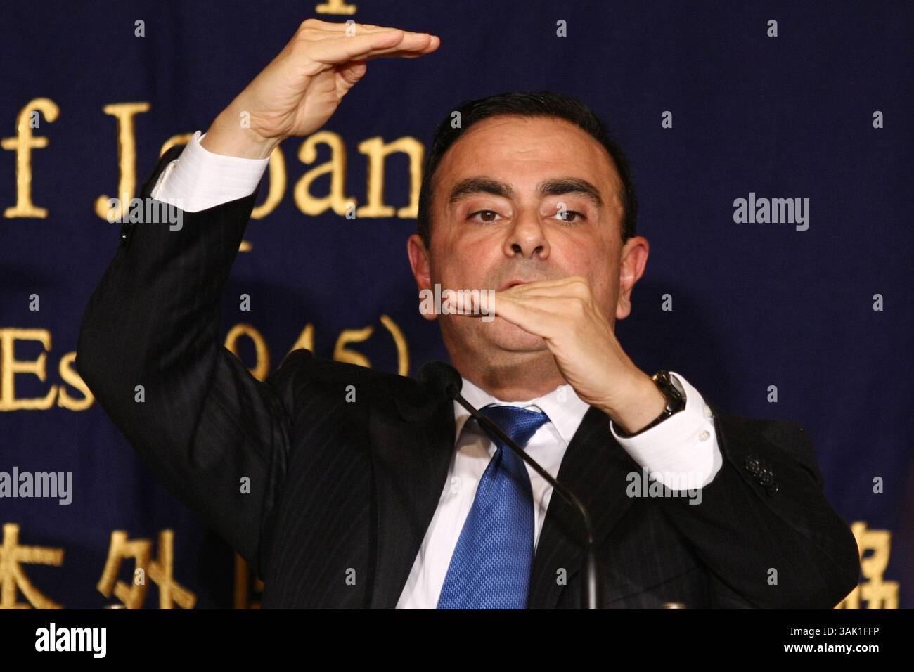 Oktober 2009 - Tokio, Japan - am Vorabend der Tokyo Motor Show 2009 spricht CARLOS GHOSN, Präsident und CEO des japanischen Automobilriesen Nissan Motor, vor der Presse. Einer von nur drei Ausländern, die ein großes japanisches Unternehmen leiten, und seit seiner Rettung und Umkehr von Nissan in den frühen 2000er Jahren einer der bewundernswertesten Industriellen überhaupt. Die Tokyo Motor Show wird am 23. Oktober eröffnet. (Bild: © Hitoshi Yamada/ZUMA Press) Stockfoto