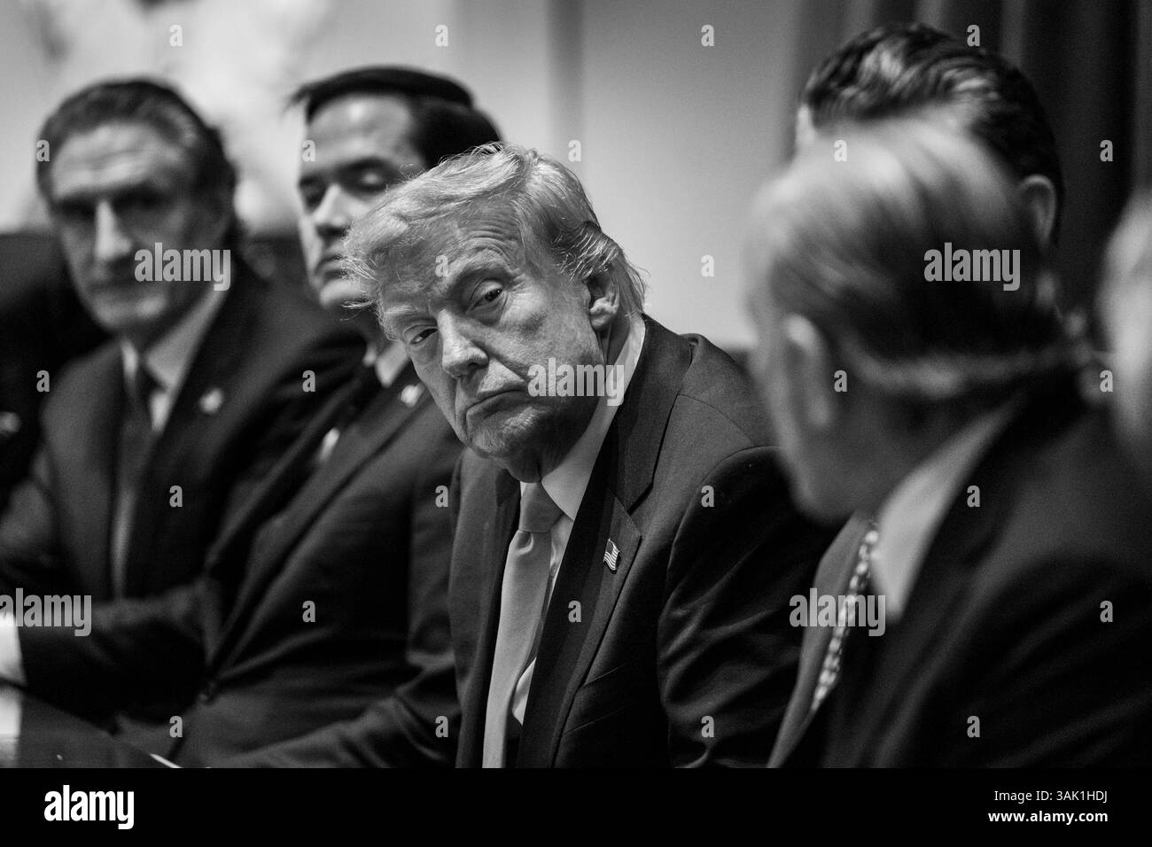 Präsident Donald Trump hält am Donnerstag, den 10. April 2025, eine Kabinettssitzung im Kabinettssaal ab. (Offizielles Foto des Weißen Hauses von Molly Roberts) Stockfoto